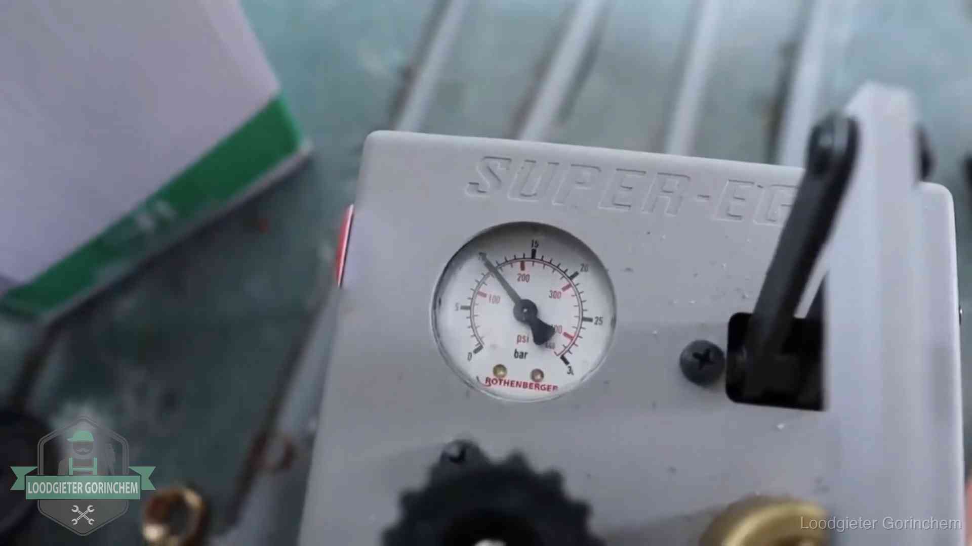 Manometer van een afperspomp bij controle van nieuw leidingwerk in Gorinchem