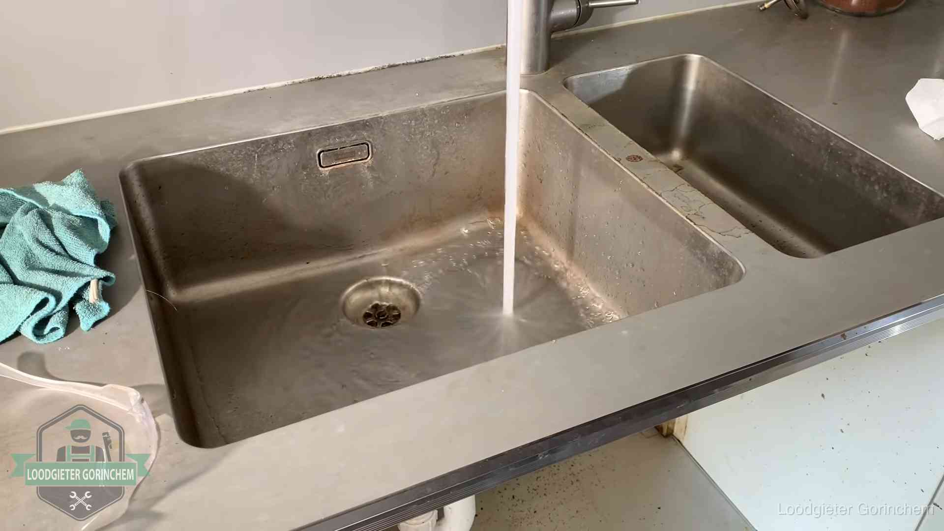Vastlopende afvoer herkennen in Gorinchem Doorstroomtest van de afvoer bij een gootsteen in Gorinchem