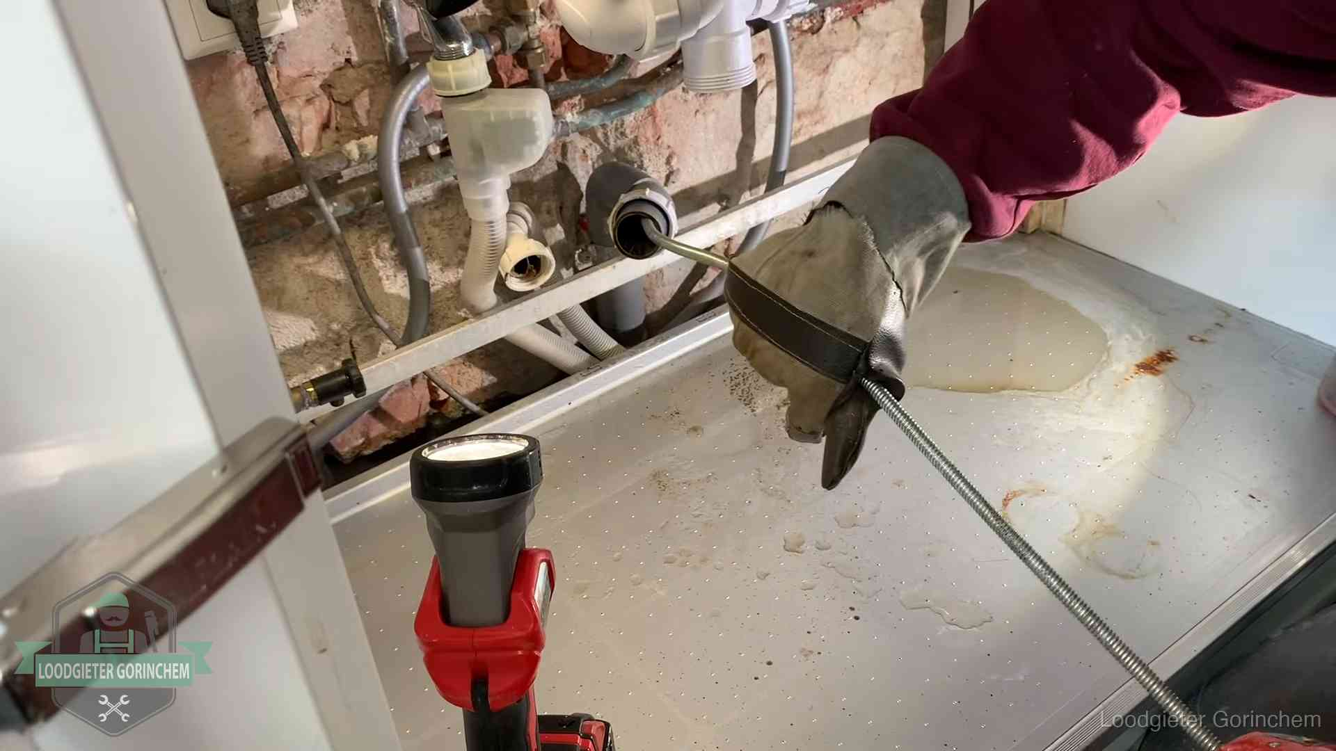 Je riool goed houden in Gorinchem Ontstoppingsveer wordt preventief door een afvoeraansluiting gehaald in Gorinchem