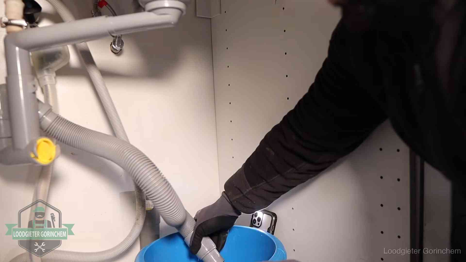 Zelf je afvoer legen in Gorinchem Afvoerslang loopt leeg in een emmer onder de gootsteen in Gorinchem, een klus die je zelf kunt doen