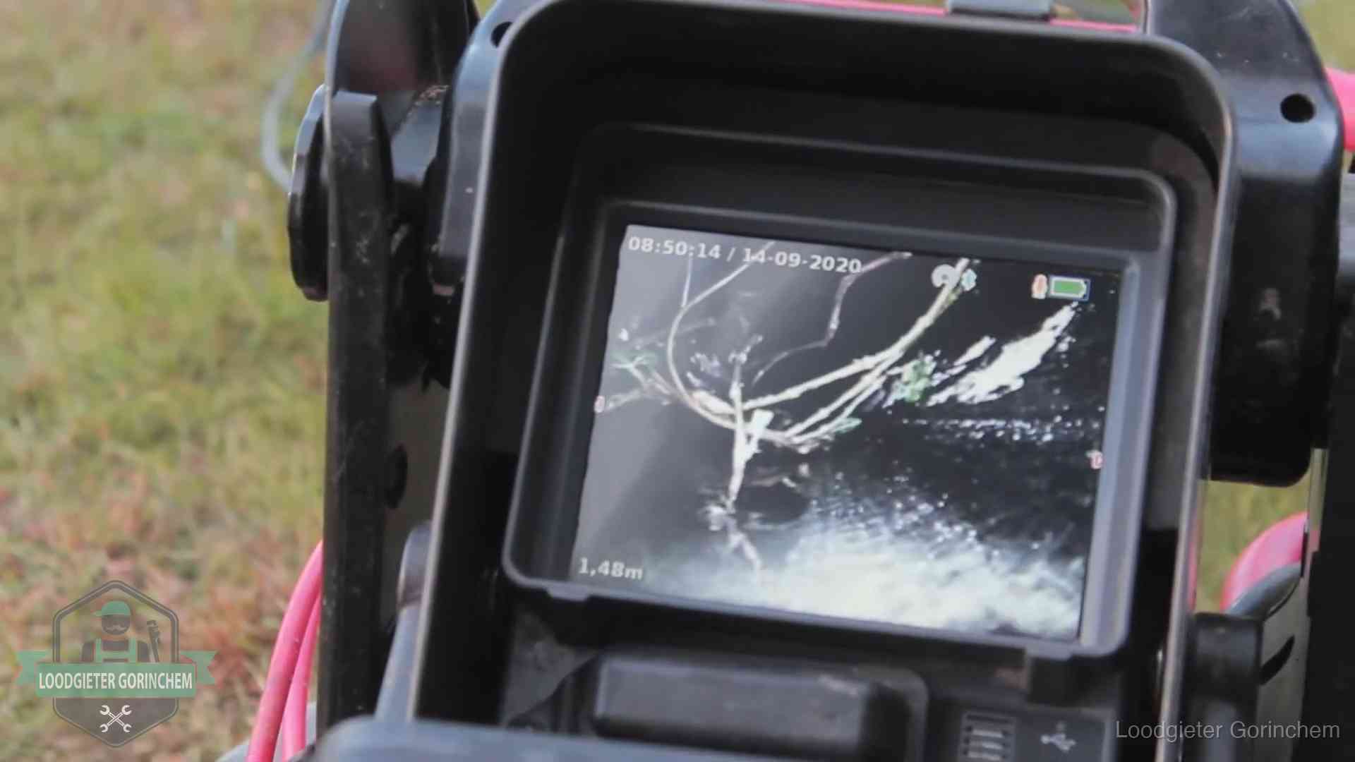 Camera-inspectie van het riool in Gorinchem Monitor van een rioolcamera toont wortelingroei in de rioolbuis bij een woning in Gorinchem
