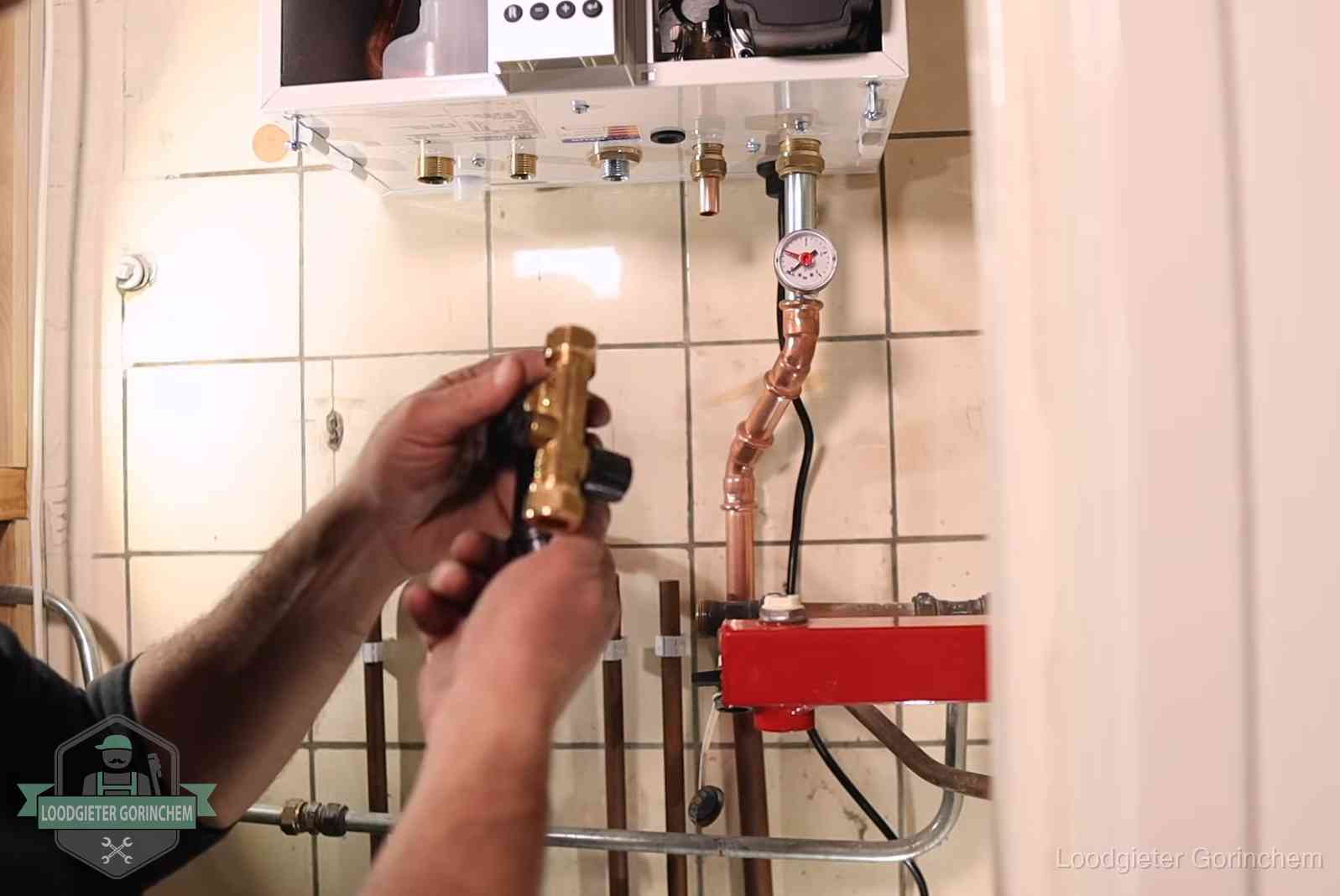 Zelf cv-druk bijvullen in Gorinchem Vulkraan en manometer onder een cv-ketel voor het bijvullen van de waterdruk in Gorinchem