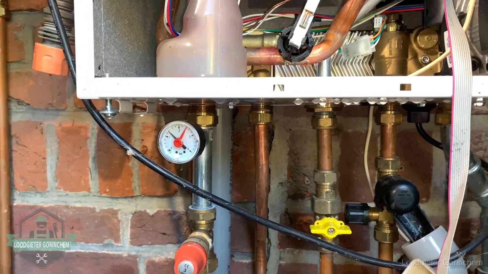 Manometer en aansluitleidingen onder een cv-ketel in Gorinchem bij controle op drukverlies