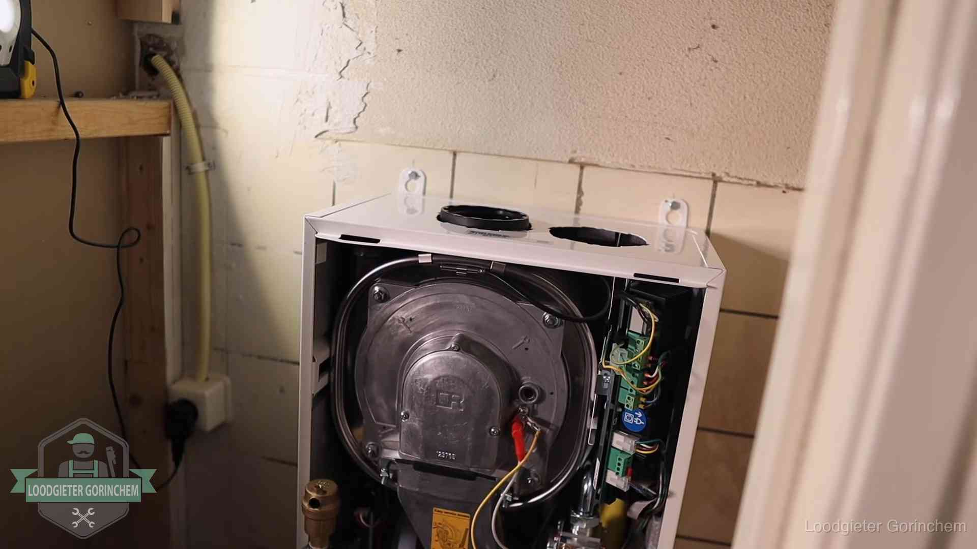 Onderhoudsbeurt cv-ketel in Gorinchem Geopende cv-ketel tijdens een onderhoudsbeurt in Gorinchem, met brander en warmtewisselaar zichtbaar