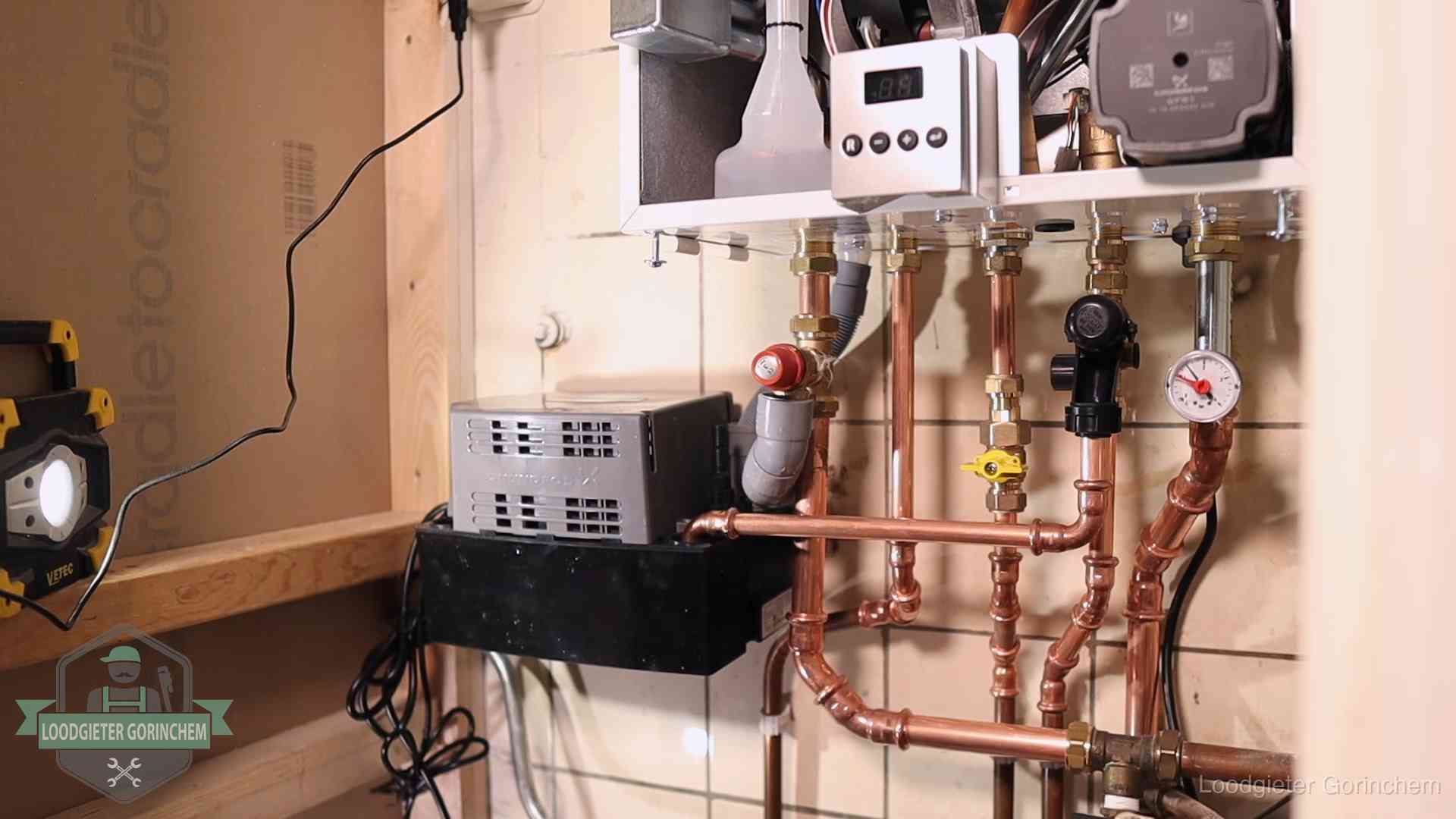 Levensduur van je cv-ketel in Gorinchem Nieuw koperen leidingwerk met pomp en manometer onder een vervangen cv-opstelling in Gorinchem