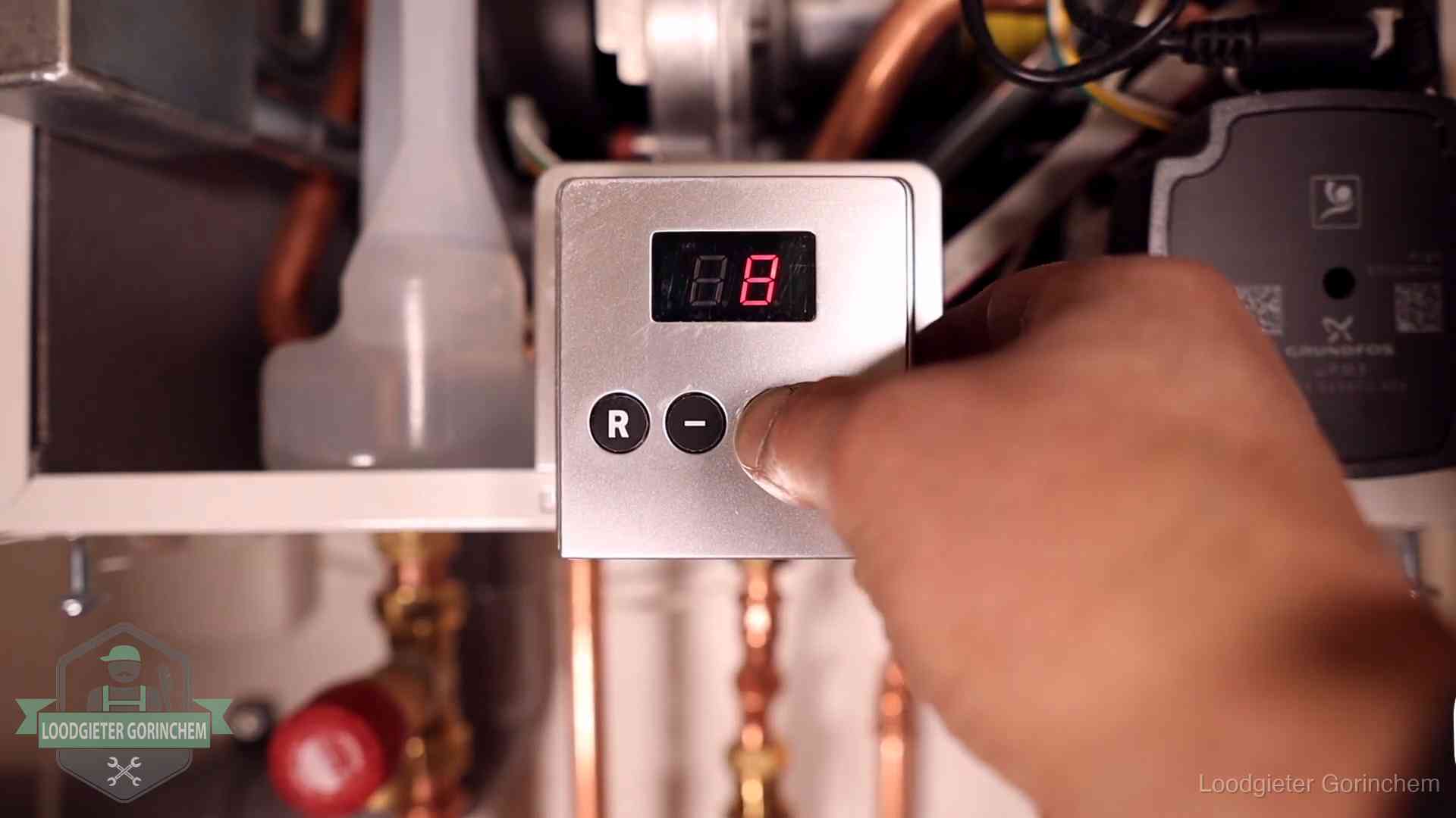 Cv-storing uitlezen in Gorinchem Monteur bedient het display van een cv-ketel bij een storing in Gorinchem