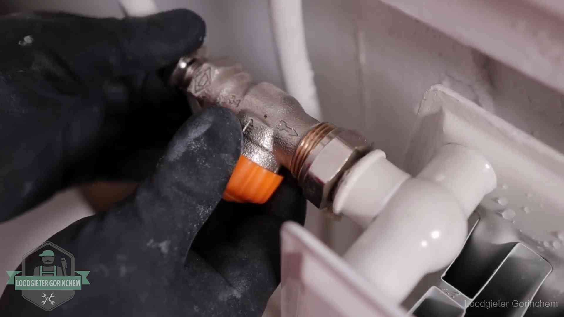Je cv winterklaar maken in Gorinchem Thermostaatkraan wordt gemonteerd op een radiator in Gorinchem voor het stookseizoen