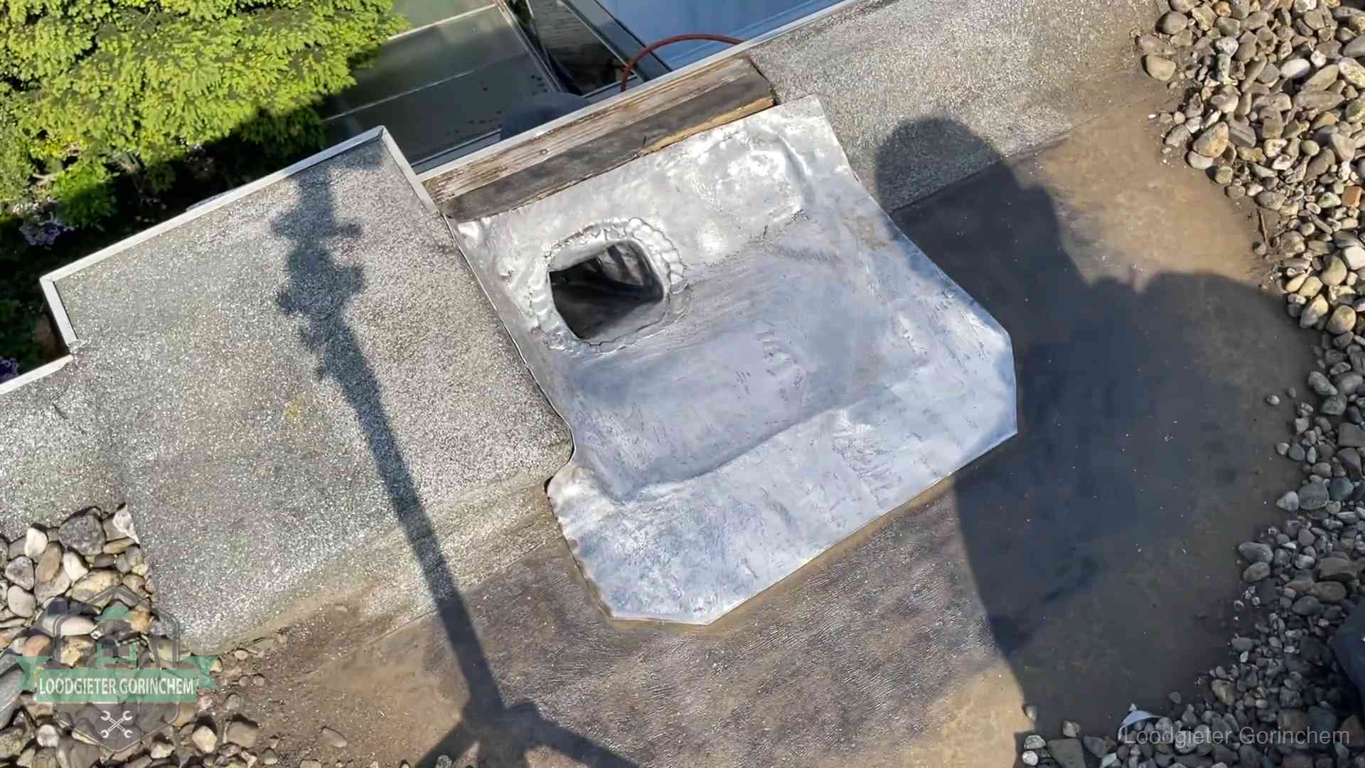 Vers afgedichte dakdoorvoer met lood en zink op een plat dak in Gorinchem