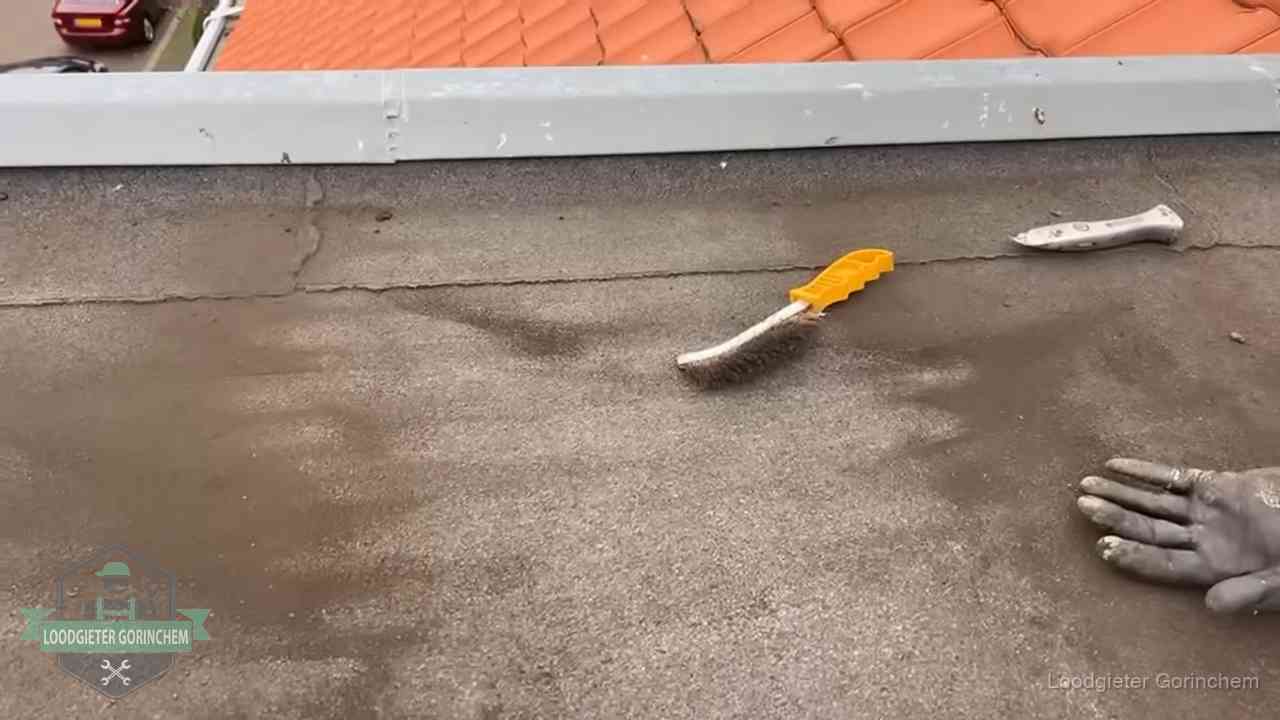 Dakdekker bereidt een bitumen plat dak voor op reparatie bij de daktrim in Gorinchem