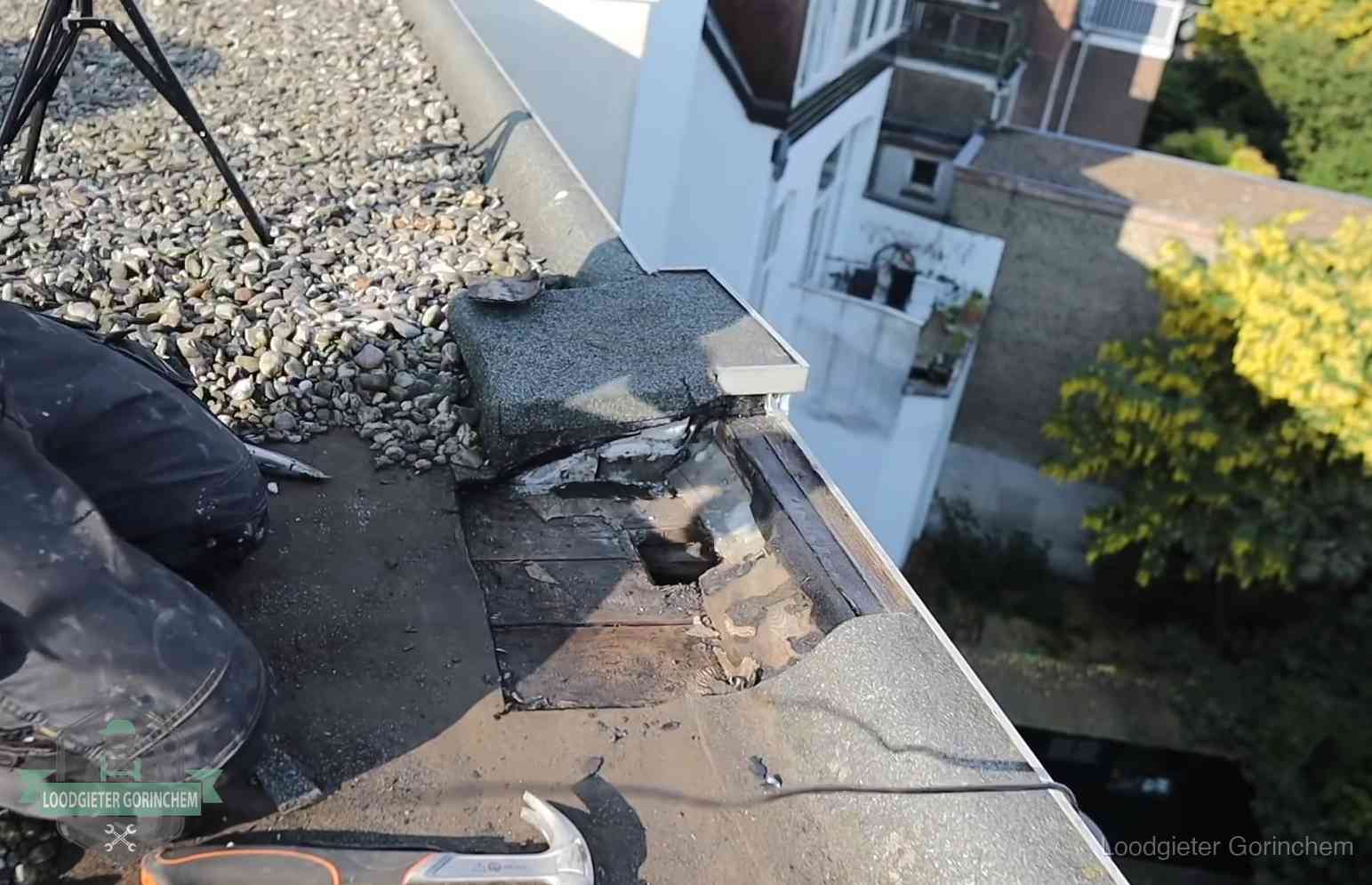 Opengelegde dakrand met verrot dakbeschot door een langdurige daklekkage in Gorinchem
