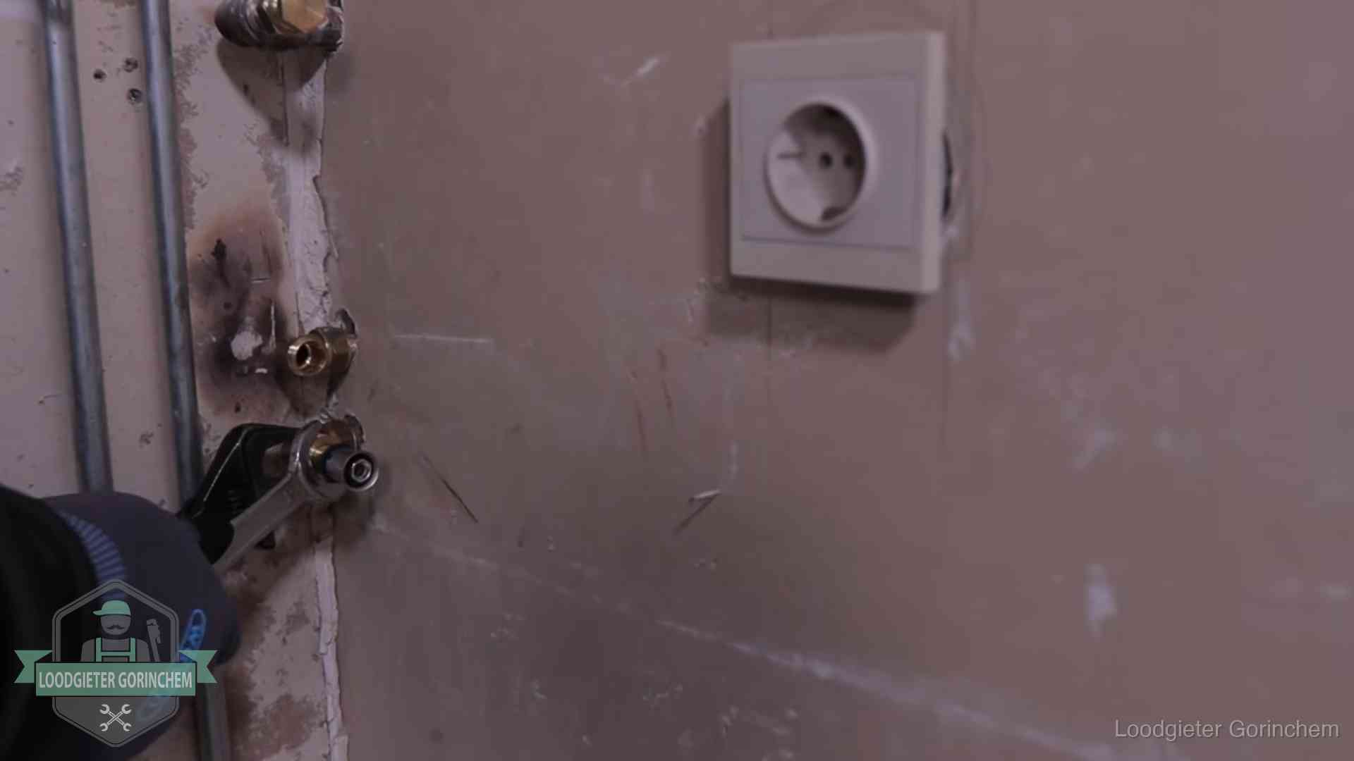 Monteur draait een perskoppeling vast op een leidingaansluiting in Gorinchem