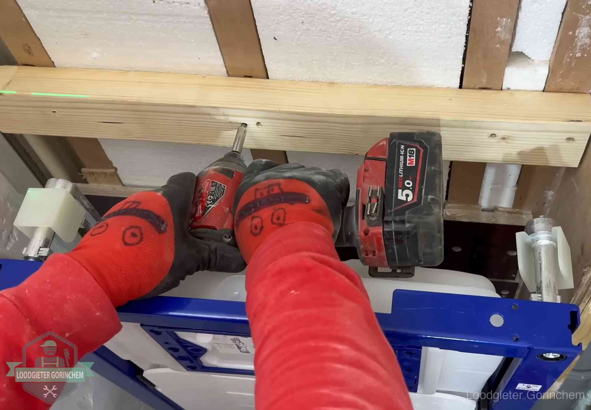 Fout in de wc-installatie opsporen in Gorinchem Monteur bevestigt een inbouwreservoir voor een hangend toilet in Gorinchem