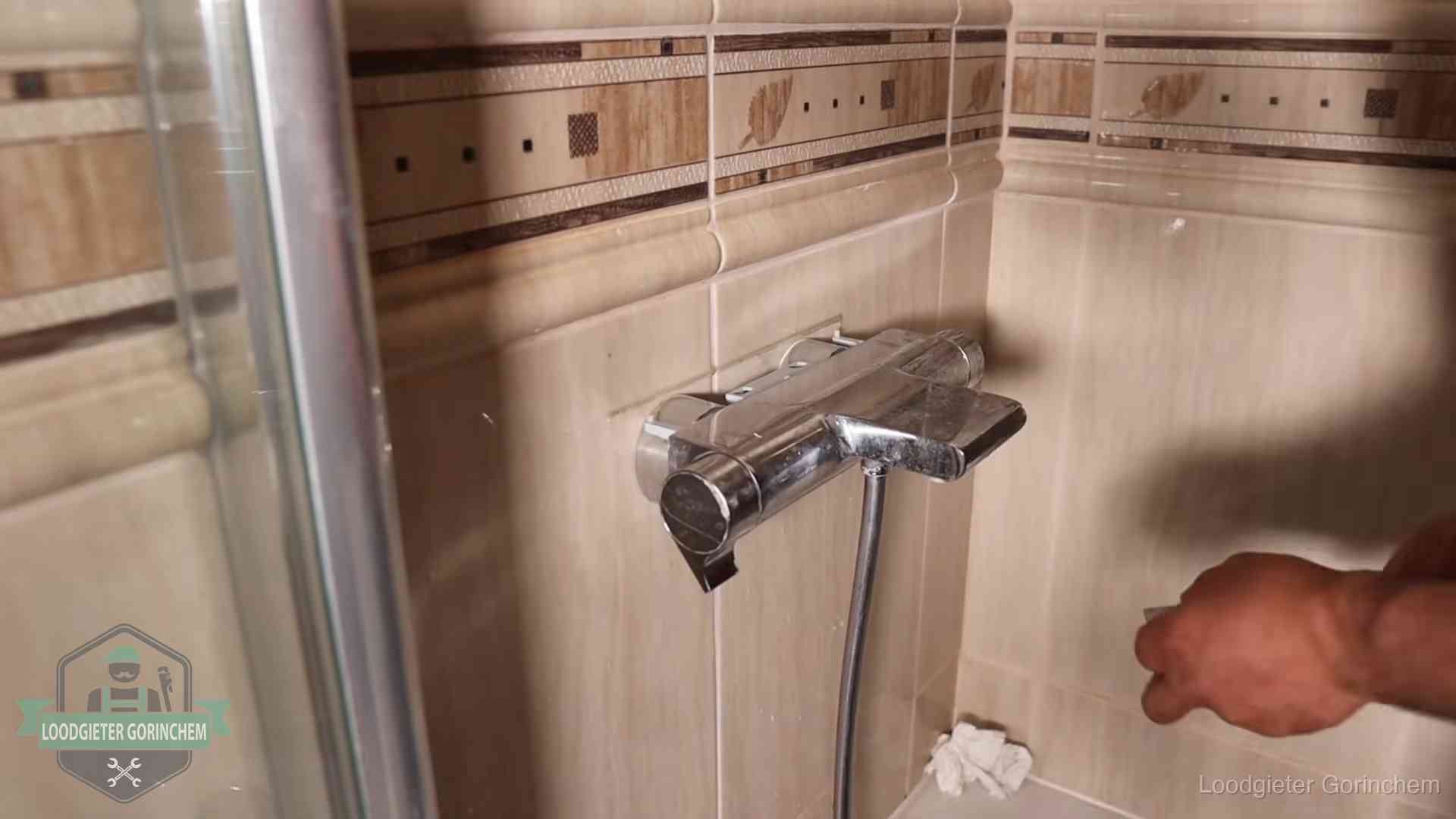 Kalkaanslag en je cv-ketel in Gorinchem Verkalkte douche-mengkraan in Gorinchem, hetzelfde kalk dat zich in de warmtewisselaar afzet