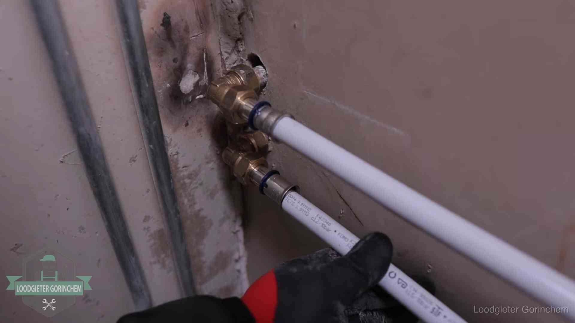 Meerlagenbuizen met keurmerk en rvs persfittingen op muuraansluitingen in Gorinchem