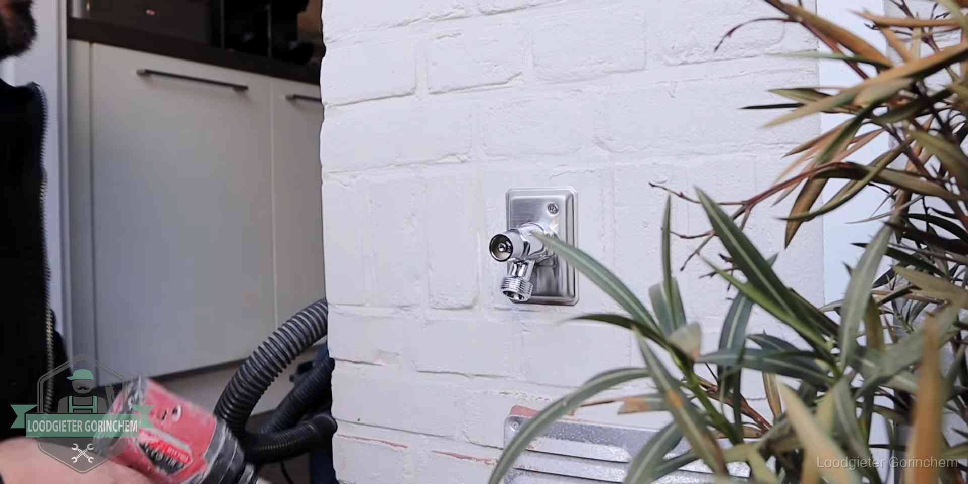 Chromen kraan op een muurplaat bij een woning in Gorinchem, dichtdraaien is stap een van de lektest