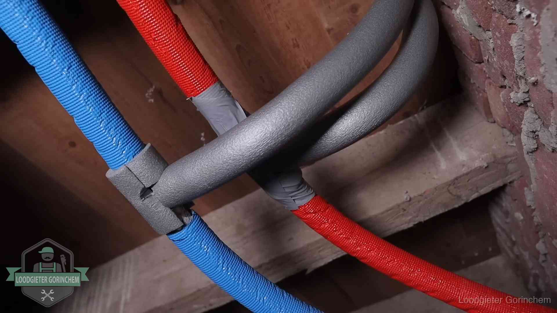Geïsoleerde waterleidingen langs houten balken tegen bevriezing in Gorinchem