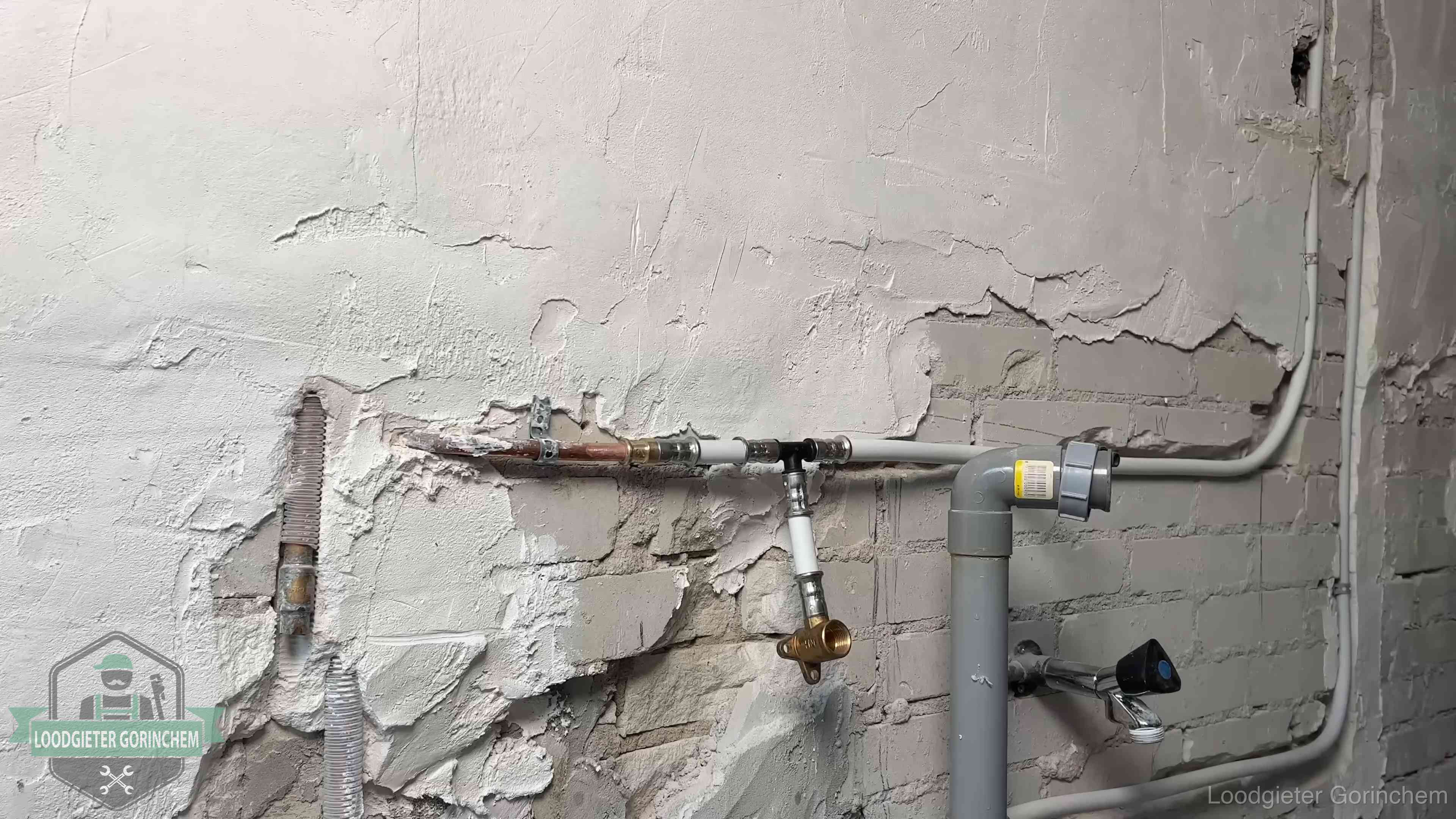 Nieuw leidingwerk naast een oud verroest leidingrestant in een woning in Gorinchem