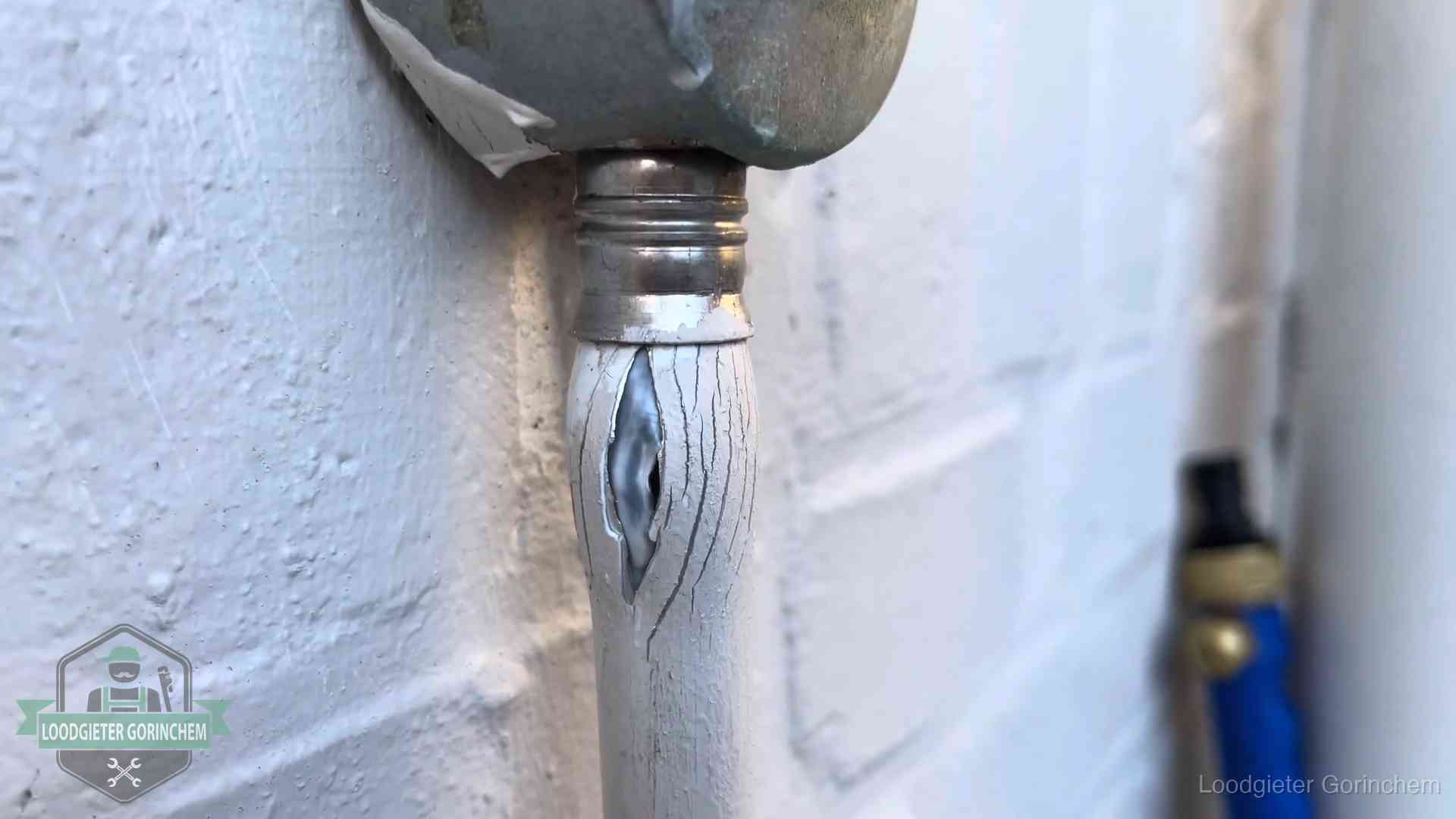 Oude waterleiding in Gorinchem waar de verf openscheurt, een stille aanwijzing voor een beginnend lek