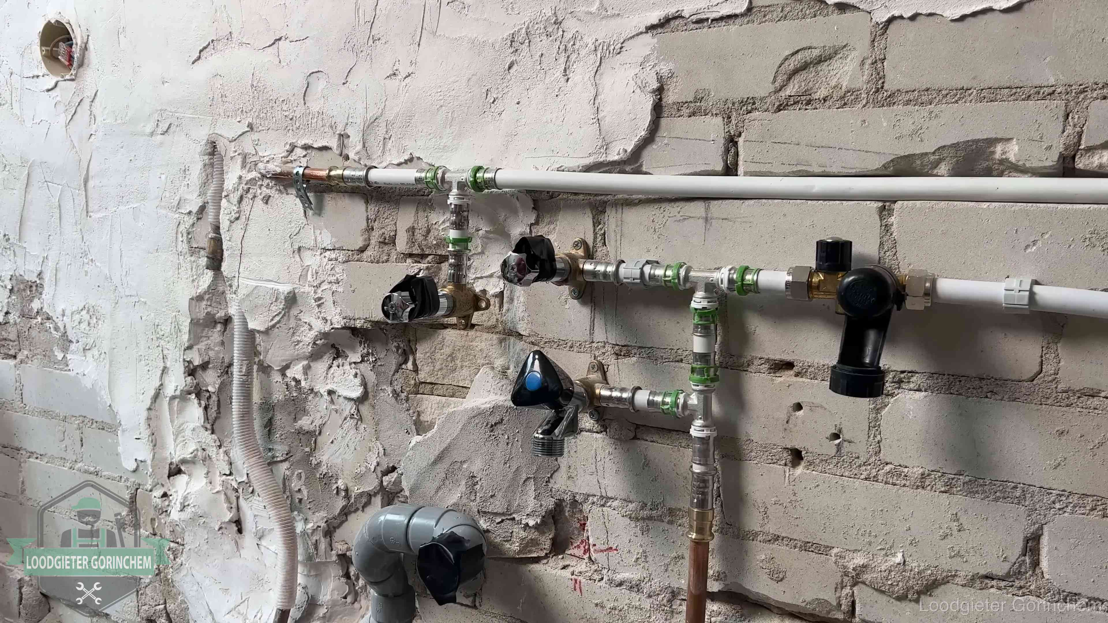 Nieuw aangelegd leidingwerk met persfittingen tijdens een verbouwing in Gorinchem