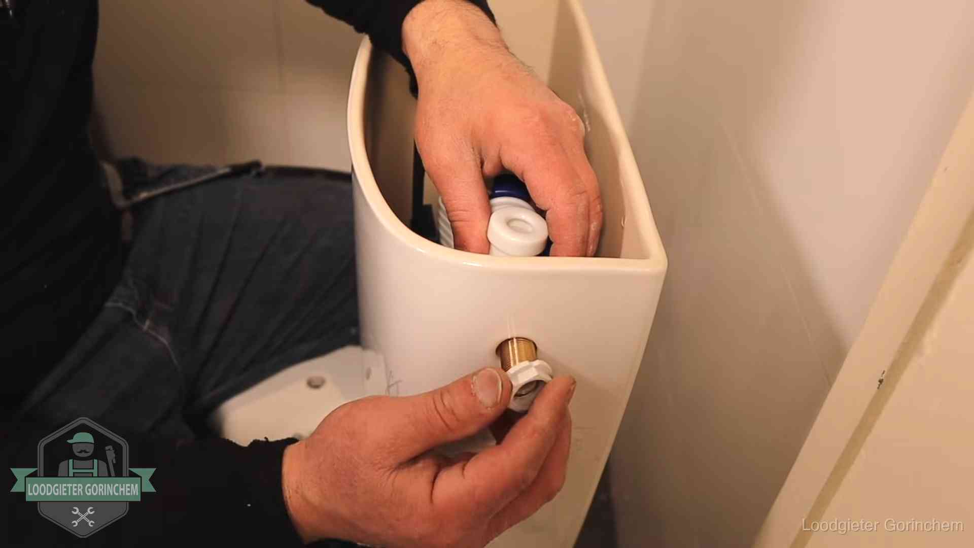 Loodgieter voor je verstopte wc in Gorinchem Loodgieter monteert de vlotterkraan van een stortbak bij een toilet in Gorinchem