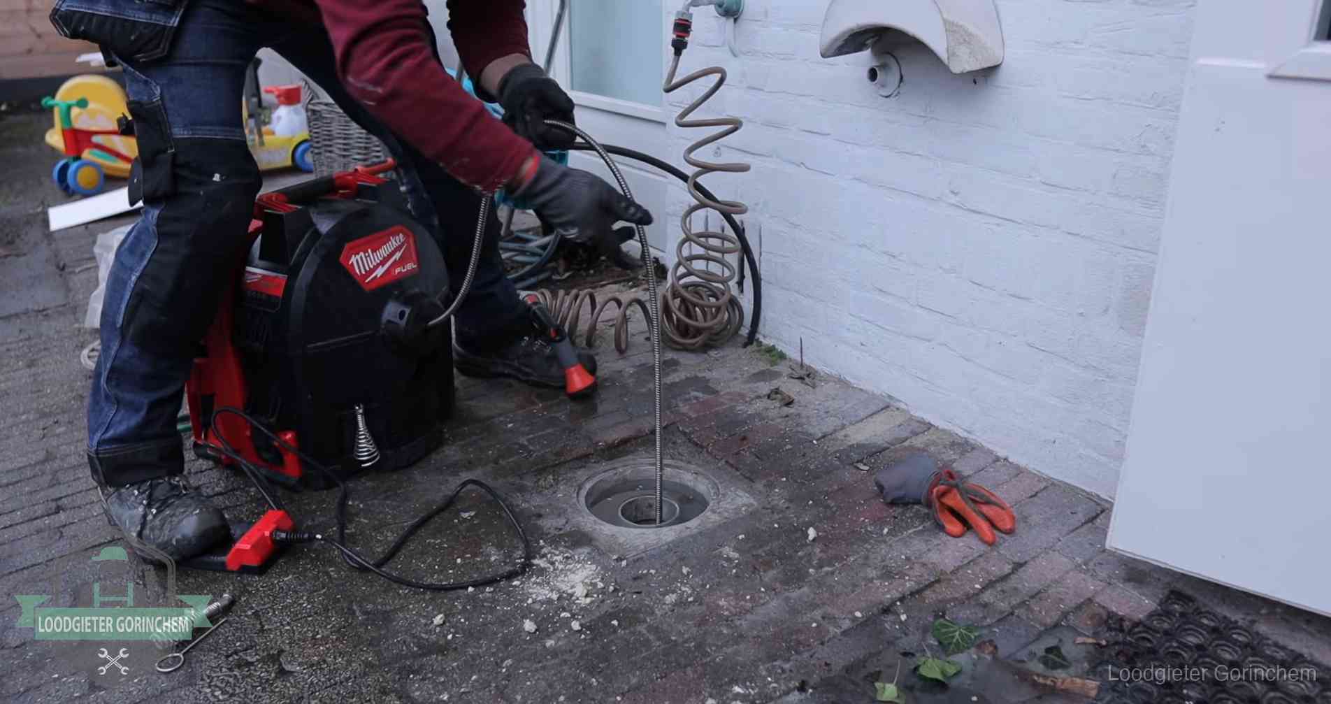 Erfgrens en gemeenteriool in Gorinchem Ontstoppingsputje in de bestrating naast de gevel van een woning in Gorinchem