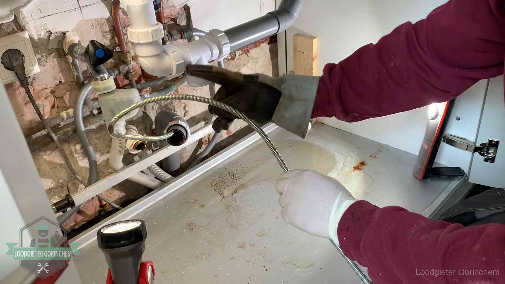 Spiraal of hogedruk in Gorinchem Ontstoppingsveer gaat in een geopende sifonaansluiting onder het aanrecht in Gorinchem