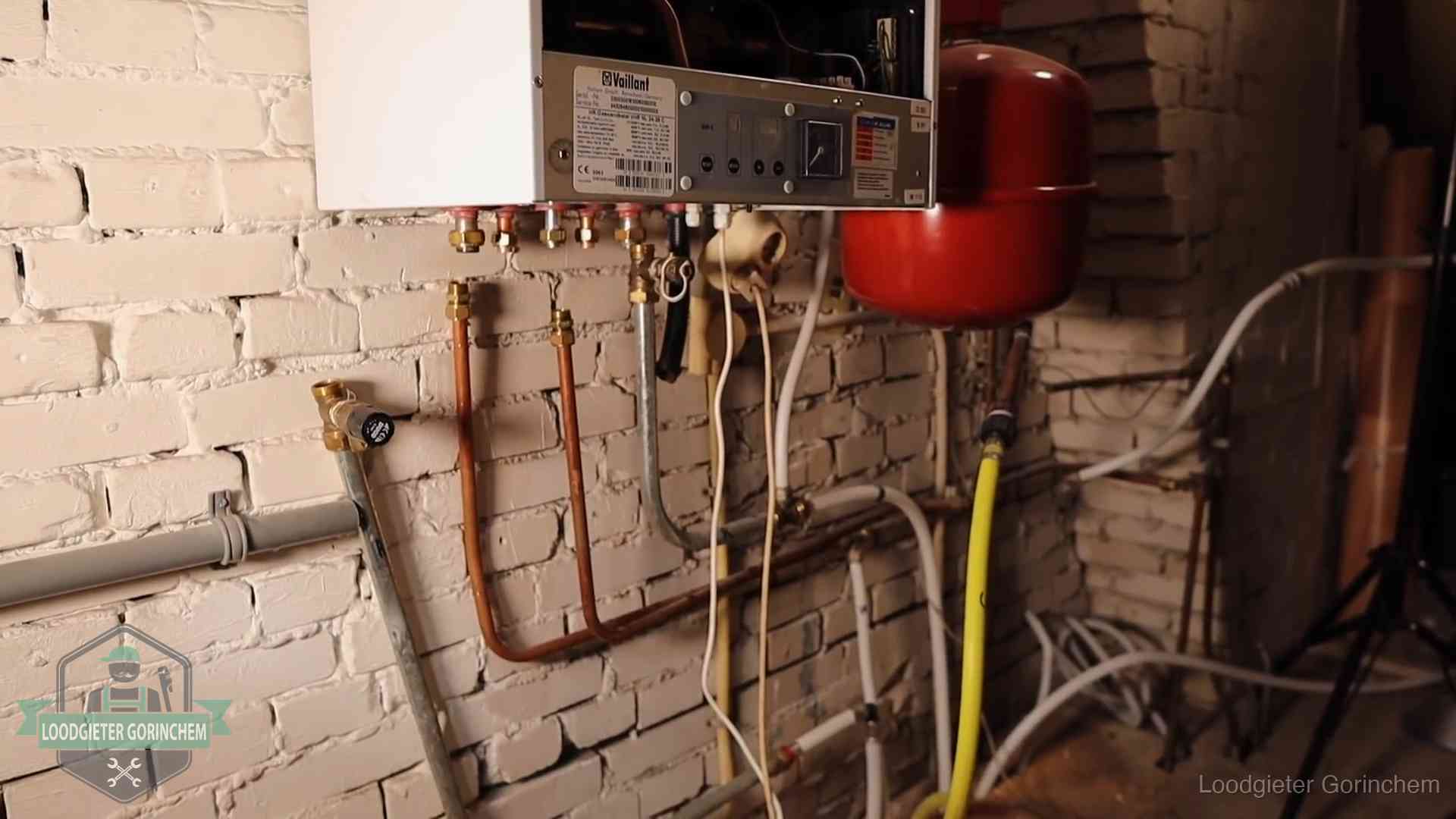 Onderhoud aan een oudere cv-ketel in Gorinchem Verouderde cv-ketel met een wirwar van oude leidingen in een woning in Gorinchem
