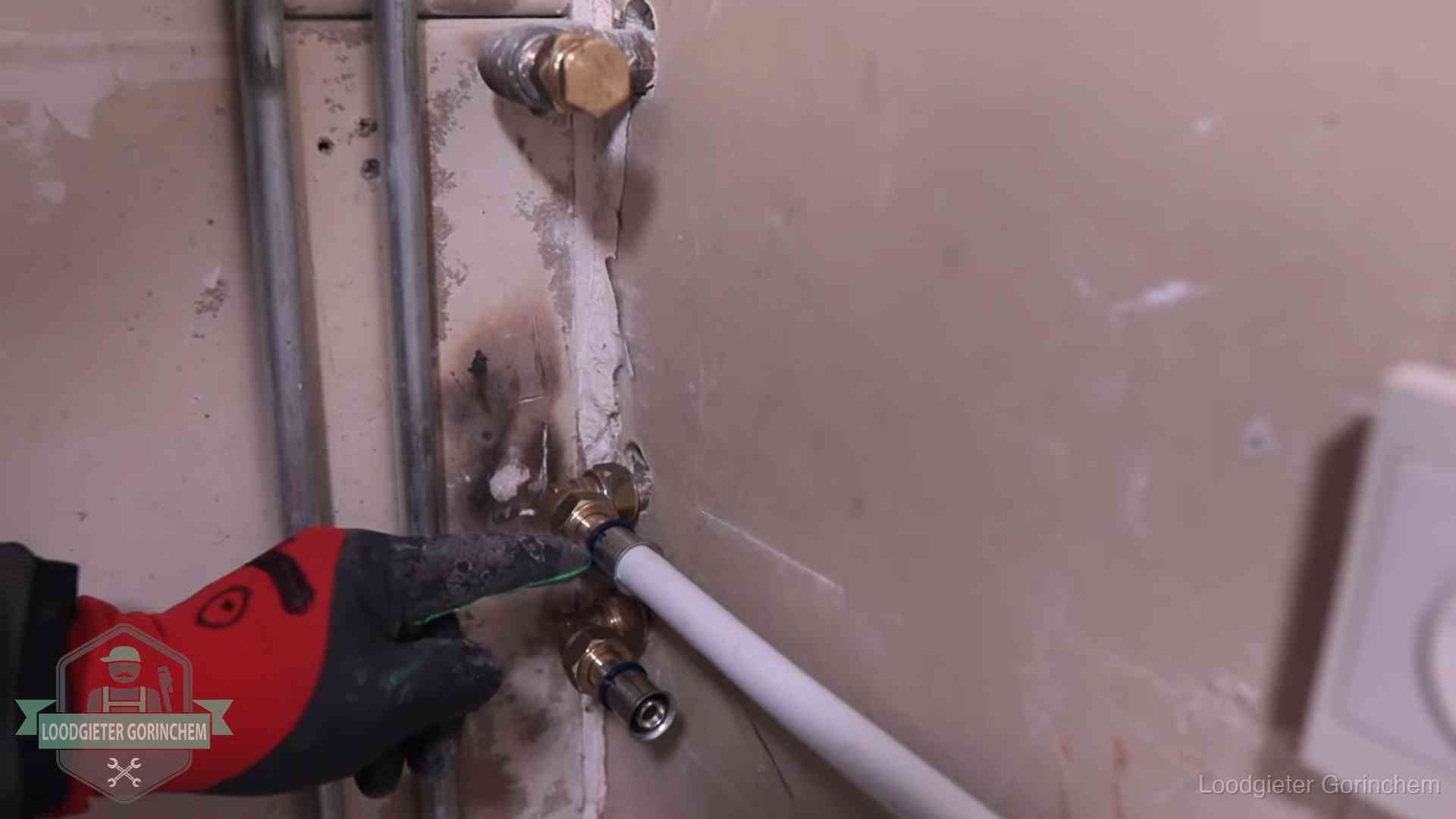 Loodgieter wijst de persfitting op nieuwe muuraansluitingen aan in een woning in Gorinchem