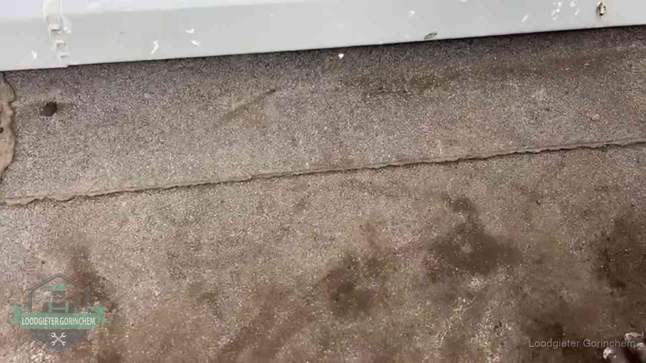 Vochtplekken bij de naad van een plat dak na aanhoudende regen in Gorinchem
