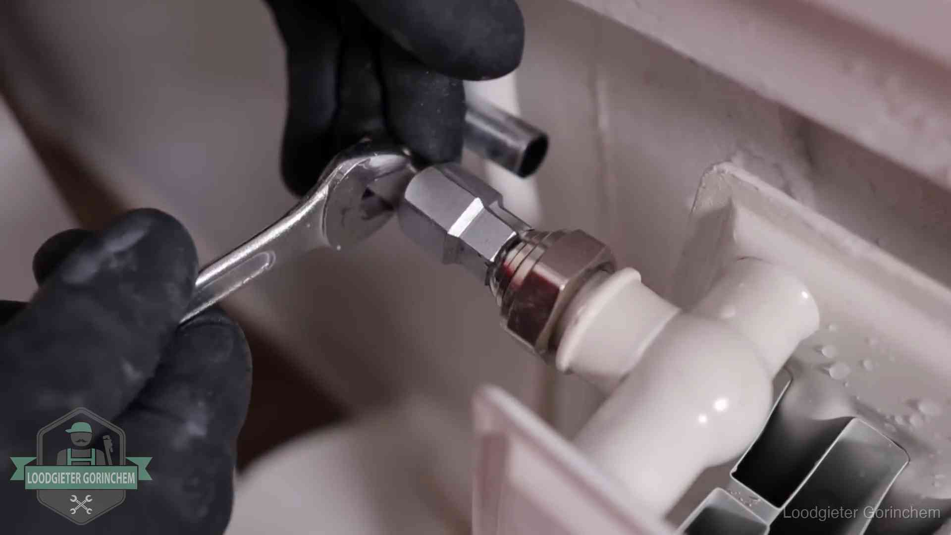 Radiatoren en waterzijdig inregelen in Gorinchem Steeksleutel draait een wartelkoppeling op een radiatorkraan aan in Gorinchem