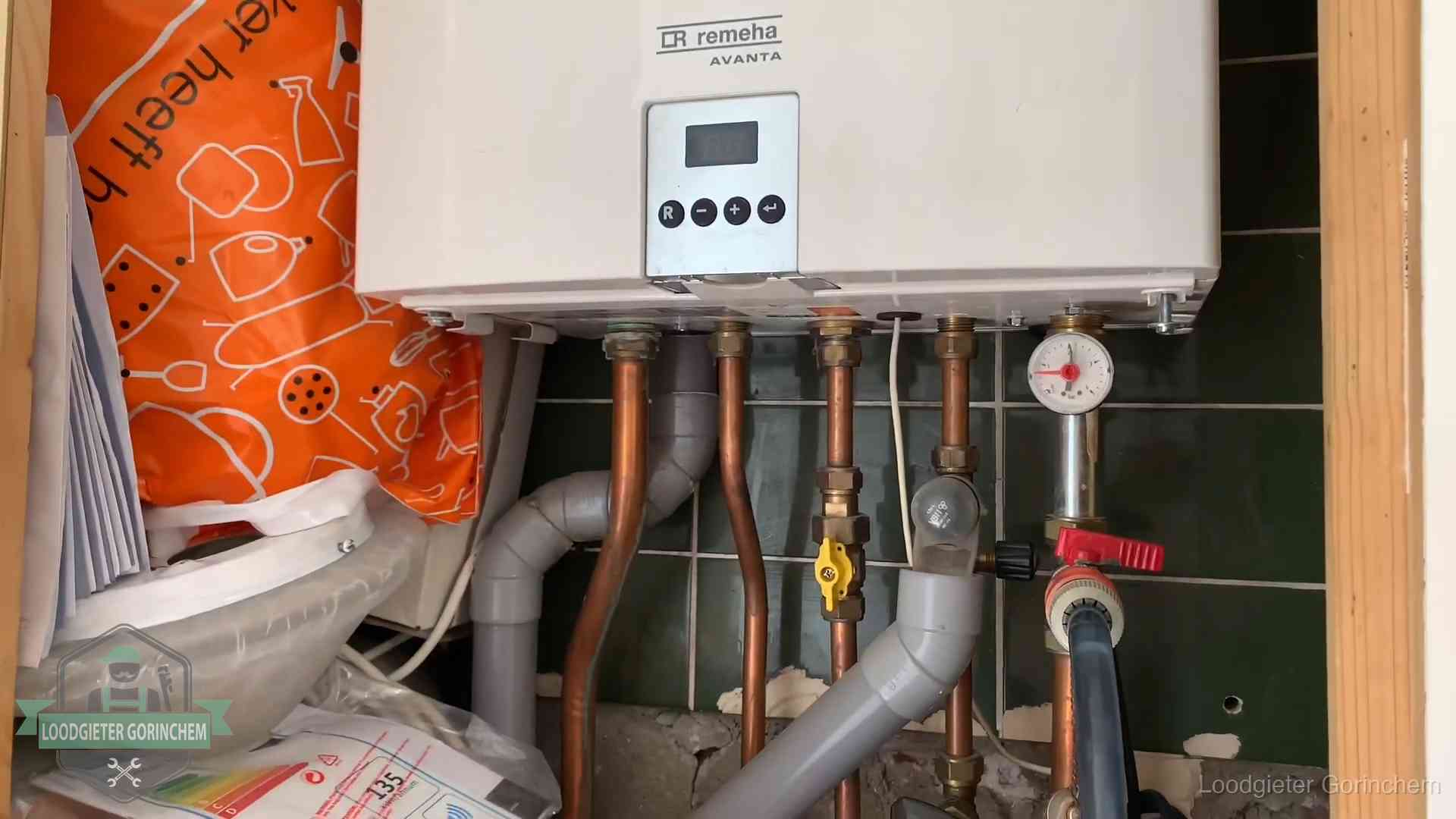 Remeha cv-ketel onderhoud in Gorinchem Oudere Remeha cv-ketel in een ketelkast in een woning in Gorinchem