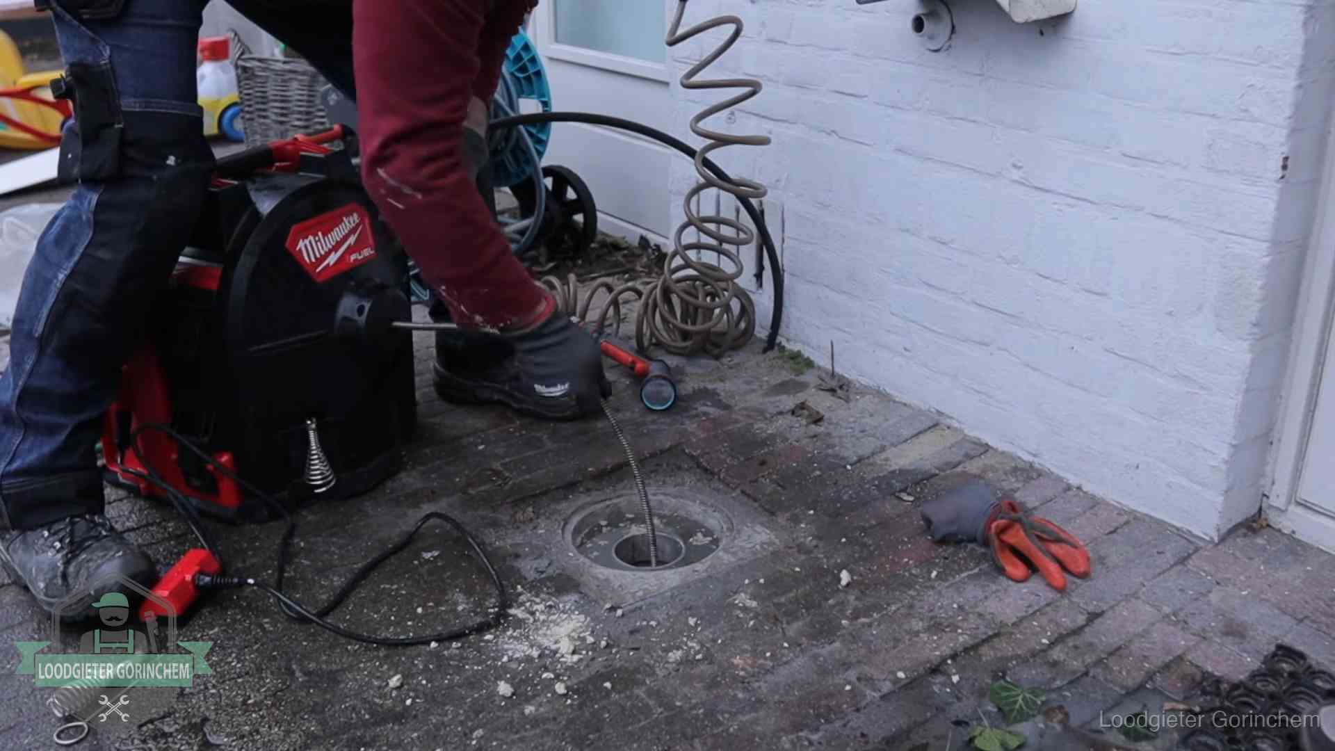 Prijs van een rioolontstopping in Gorinchem Spiraalmachine bij een ontstoppingsputje in de bestrating in Gorinchem