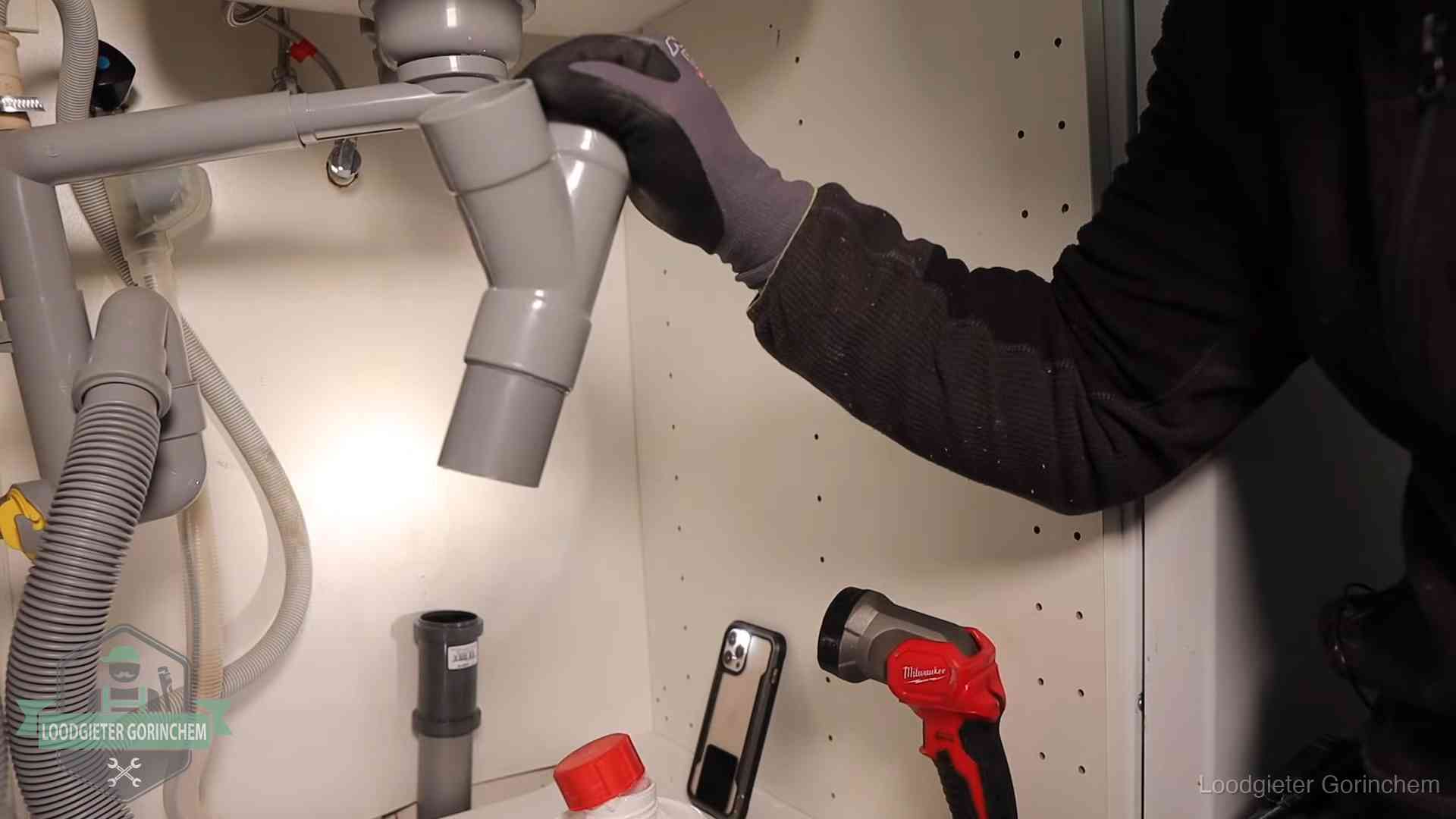 Rioollucht in huis verhelpen in Gorinchem Loodgieter demonteert het sifon- en afvoerwerk onder een gootsteen in Gorinchem bij stankklachten