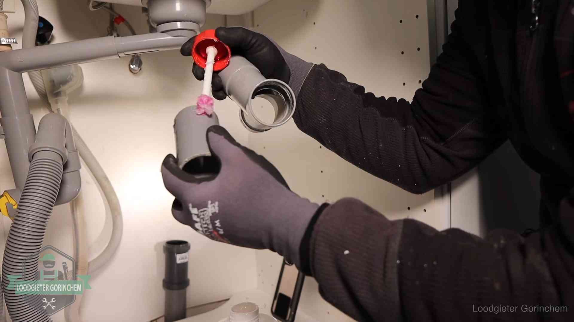 Oorzaak van een verstopte afvoer in Gorinchem Loodgieter demonteert en reinigt de sifon onder een keukenkast in Gorinchem