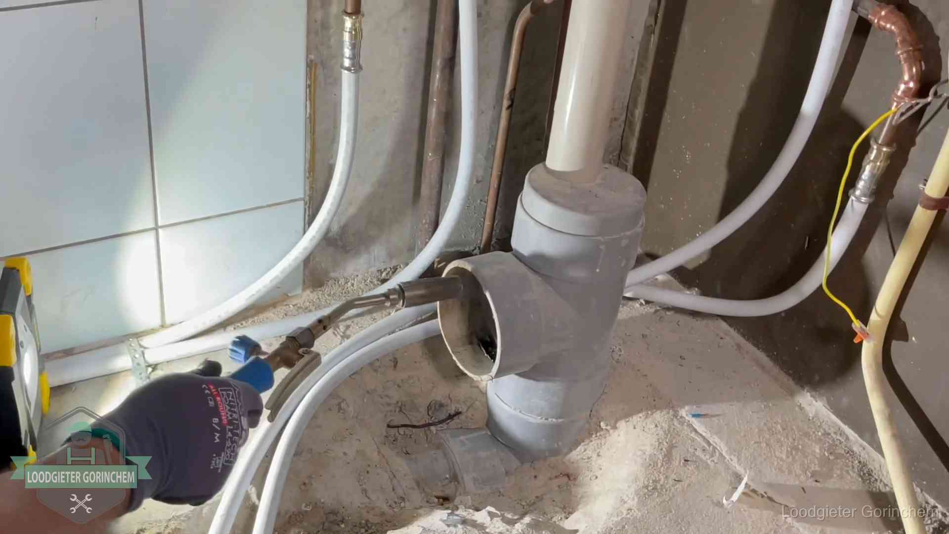 Verstopping in een huurwoning in Gorinchem Loodgieter werkt aan leidingen bij de pvc-standleiding van een huurwoning in Gorinchem