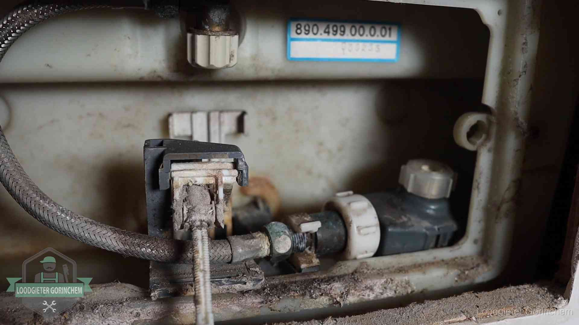 Stortbak en spoelmechanisme in Gorinchem Verkalkt binnenwerk van een stortbak met vlotterkraan in Gorinchem