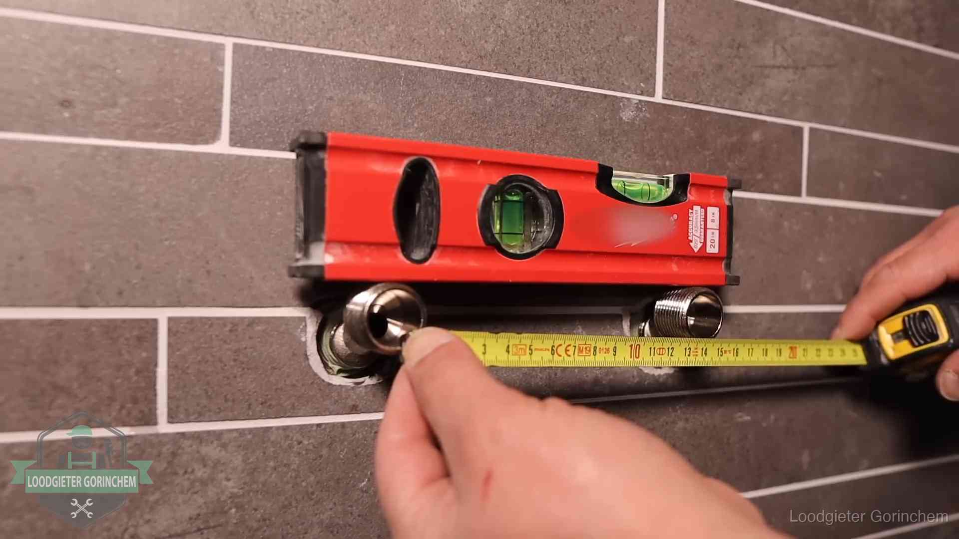 Waterpas en duimstok bij kraan-aansluitpunten in een badkamer in Gorinchem