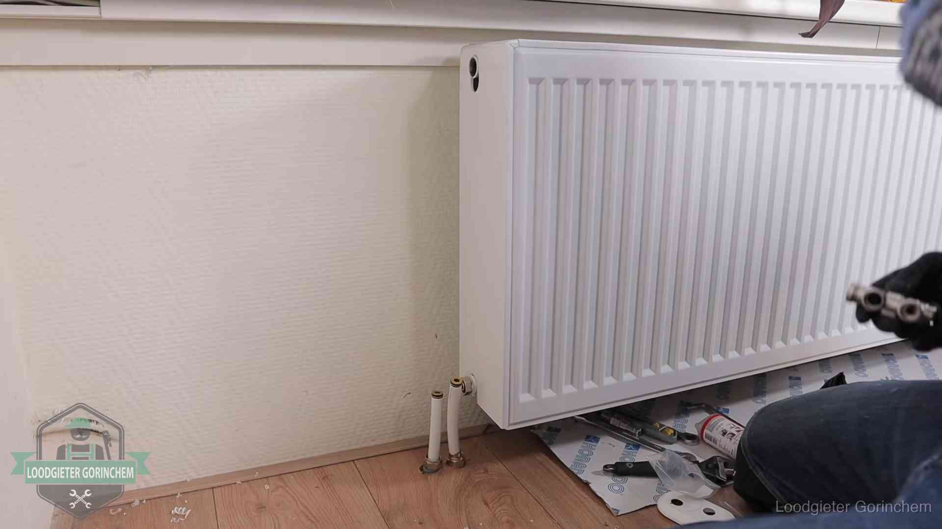 Verwarming per wijk in Gorinchem Nieuw gemonteerde radiator in een woonkamer in Gorinchem