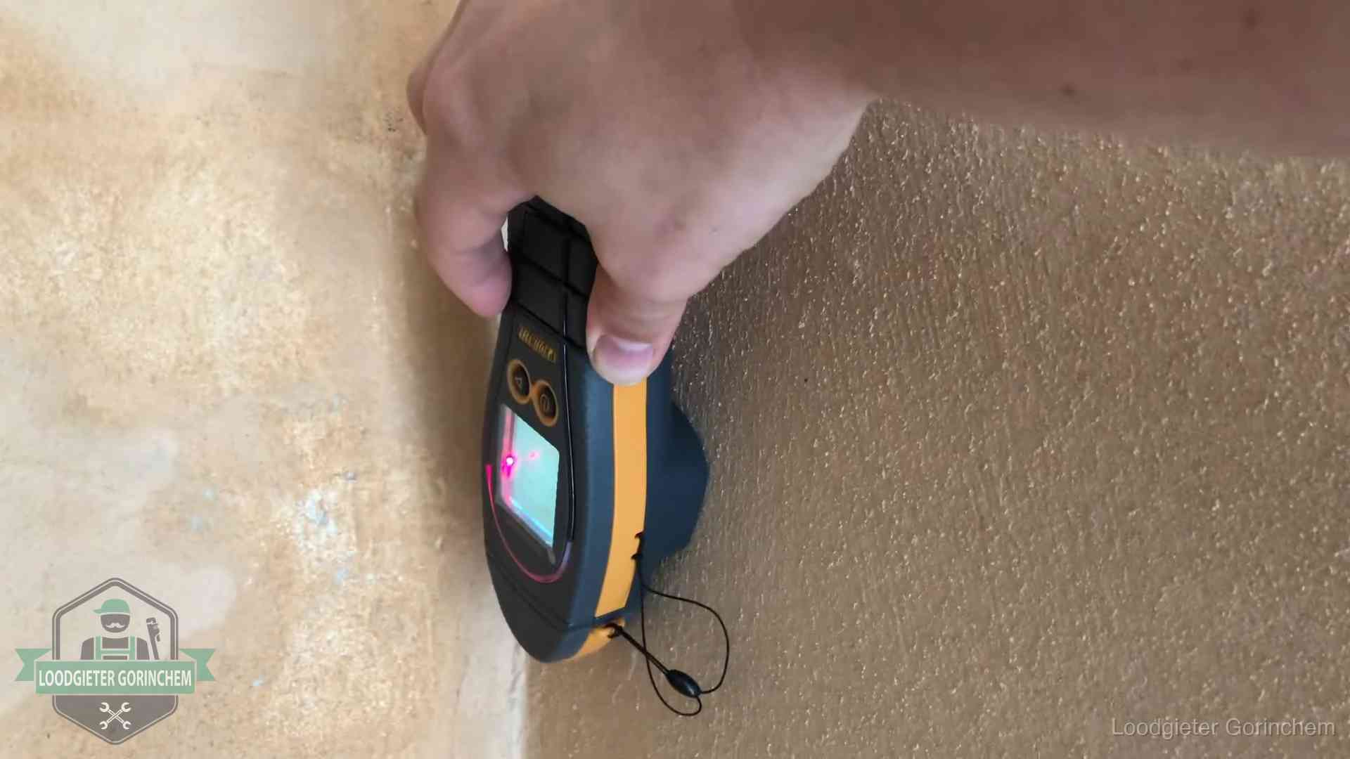 Vochtmeter tegen een muur met vochtplekken tijdens het opsporen van een daklekkage in Gorinchem