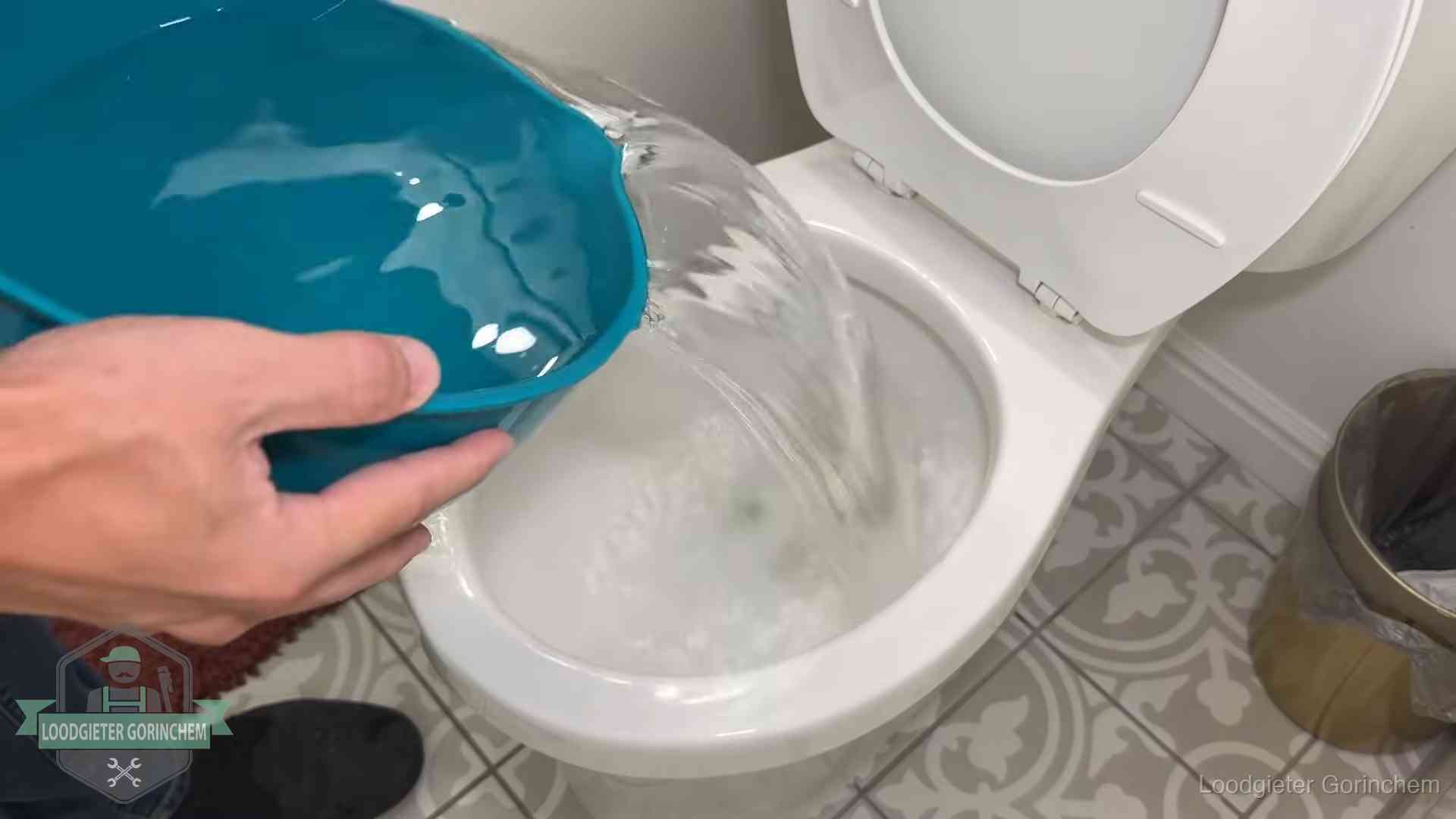 De warm-water-methode in Gorinchem Warm water wordt voorzichtig in de wc-pot gegoten in Gorinchem
