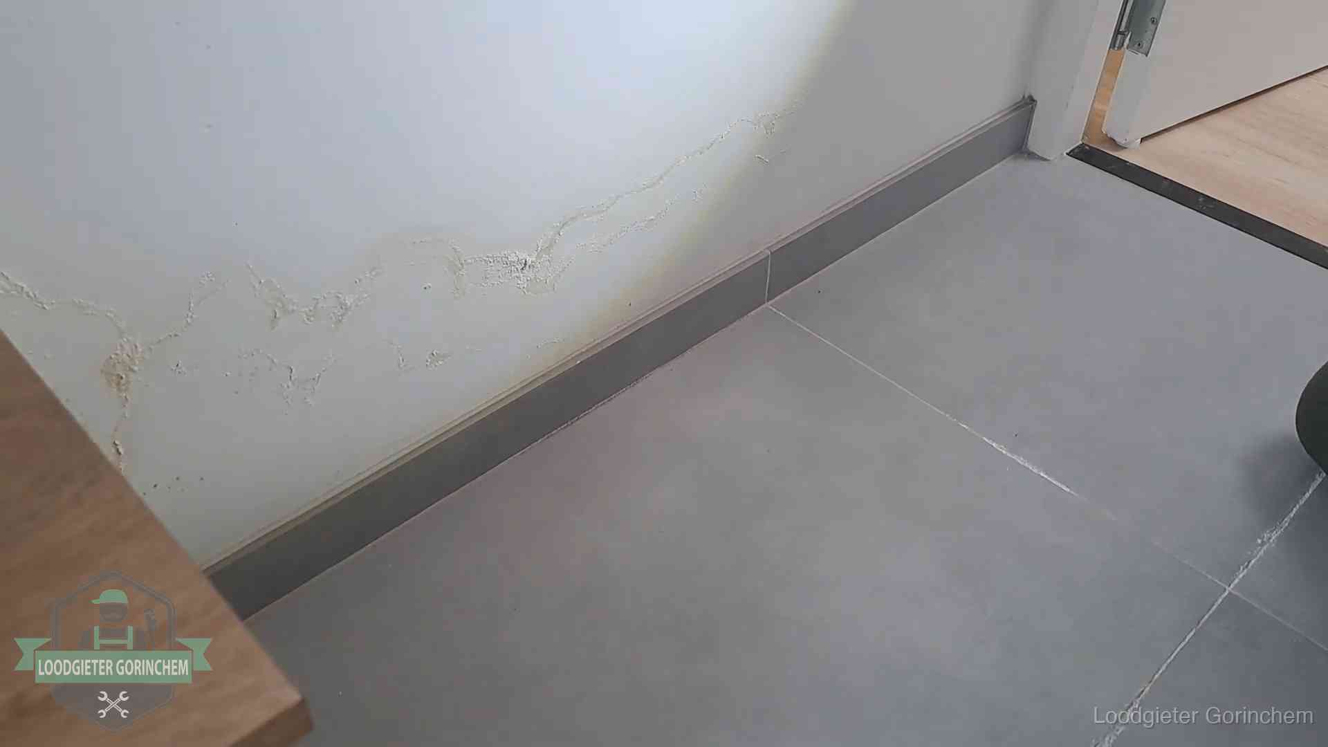 Waterschade met kalkuitbloeiing op een binnenwand in Gorinchem, vastgelegd voor de verzekering