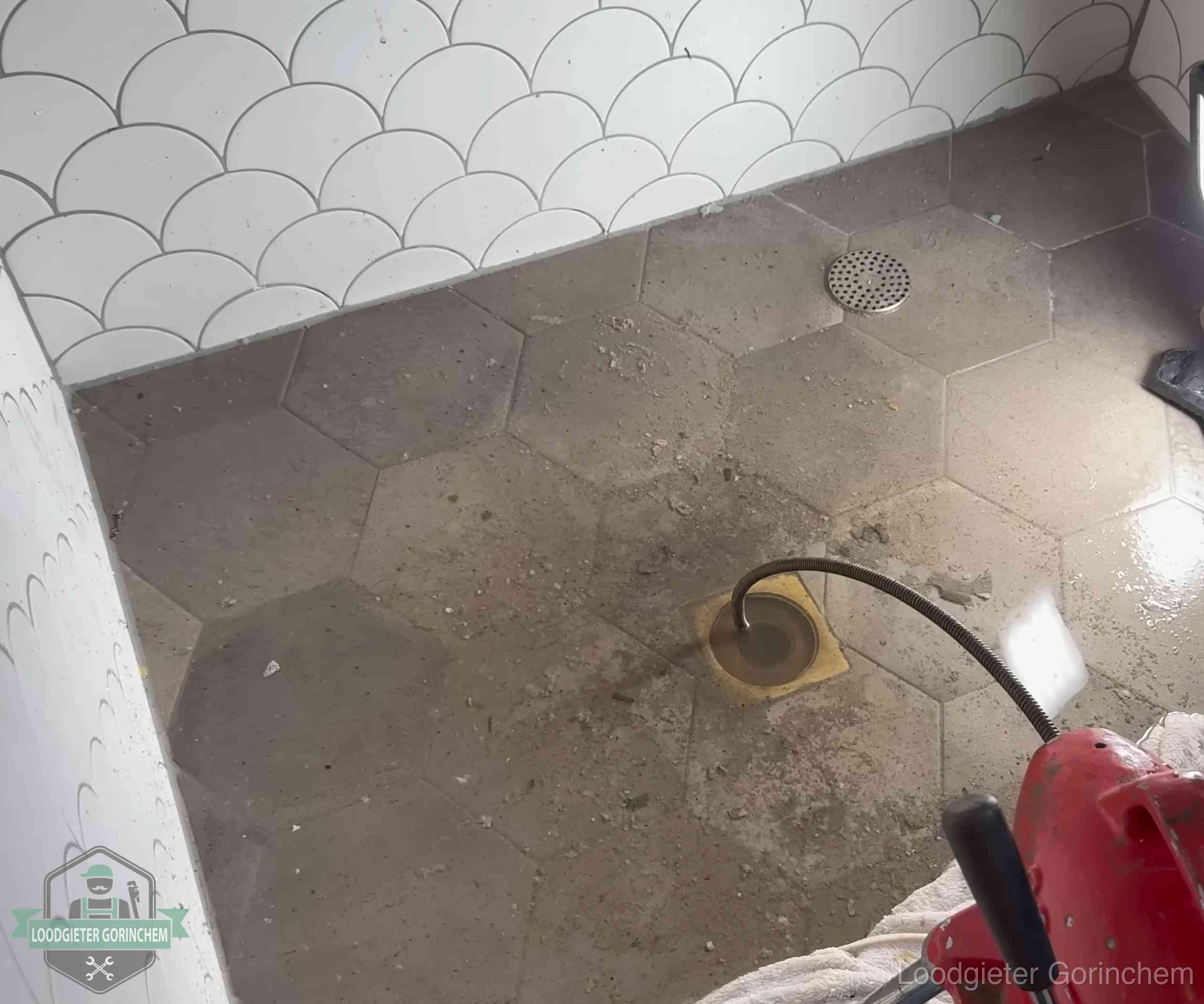 Stank uit wc of vloerput in Gorinchem Vloerput met waterslot in een badkamer in Gorinchem, een bron van stank als het waterslot droogstaat