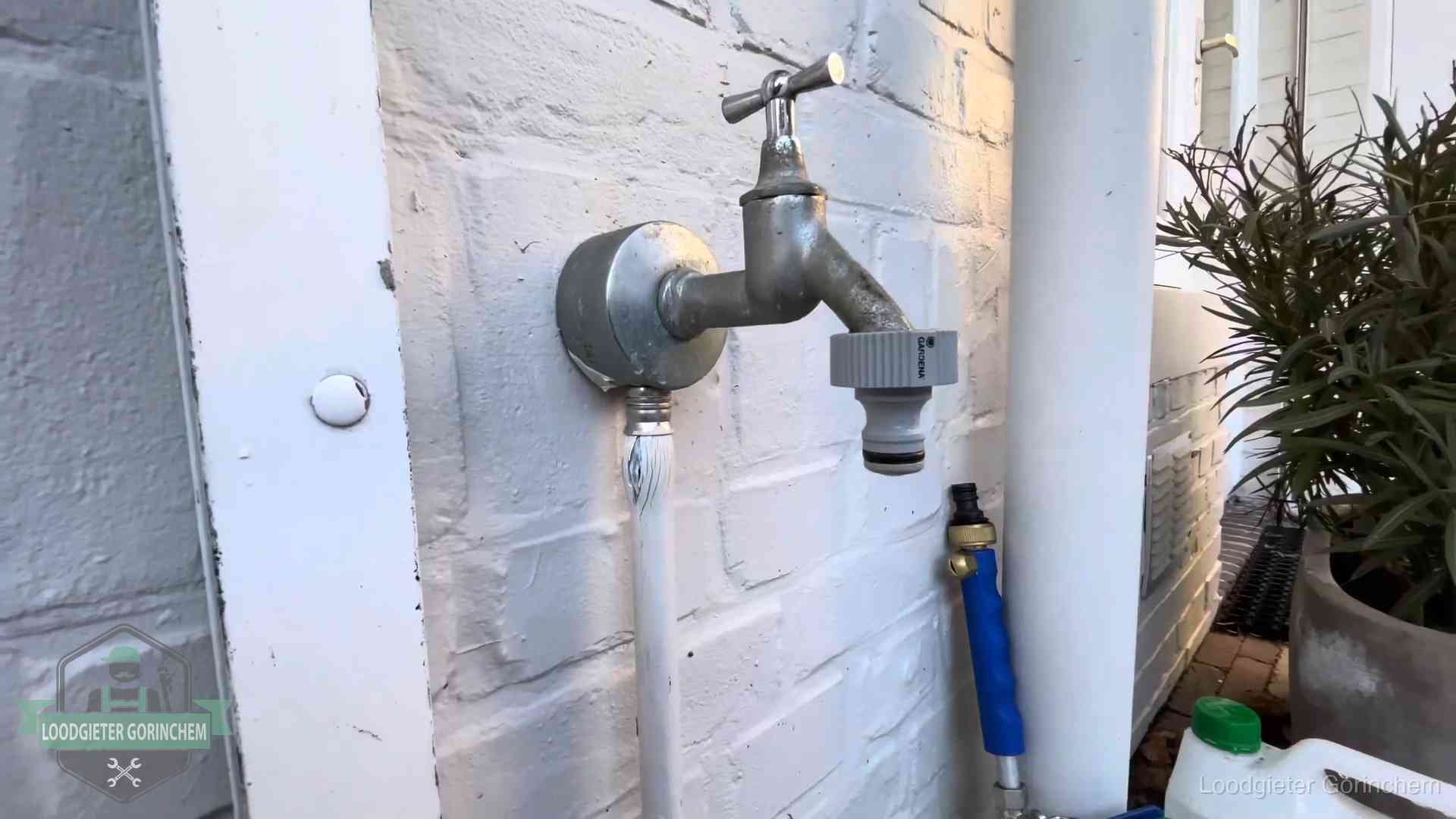 Buitenkraan met slangaansluiting bij een woning in Gorinchem, sluipverbruik zie je terug op de waterrekening