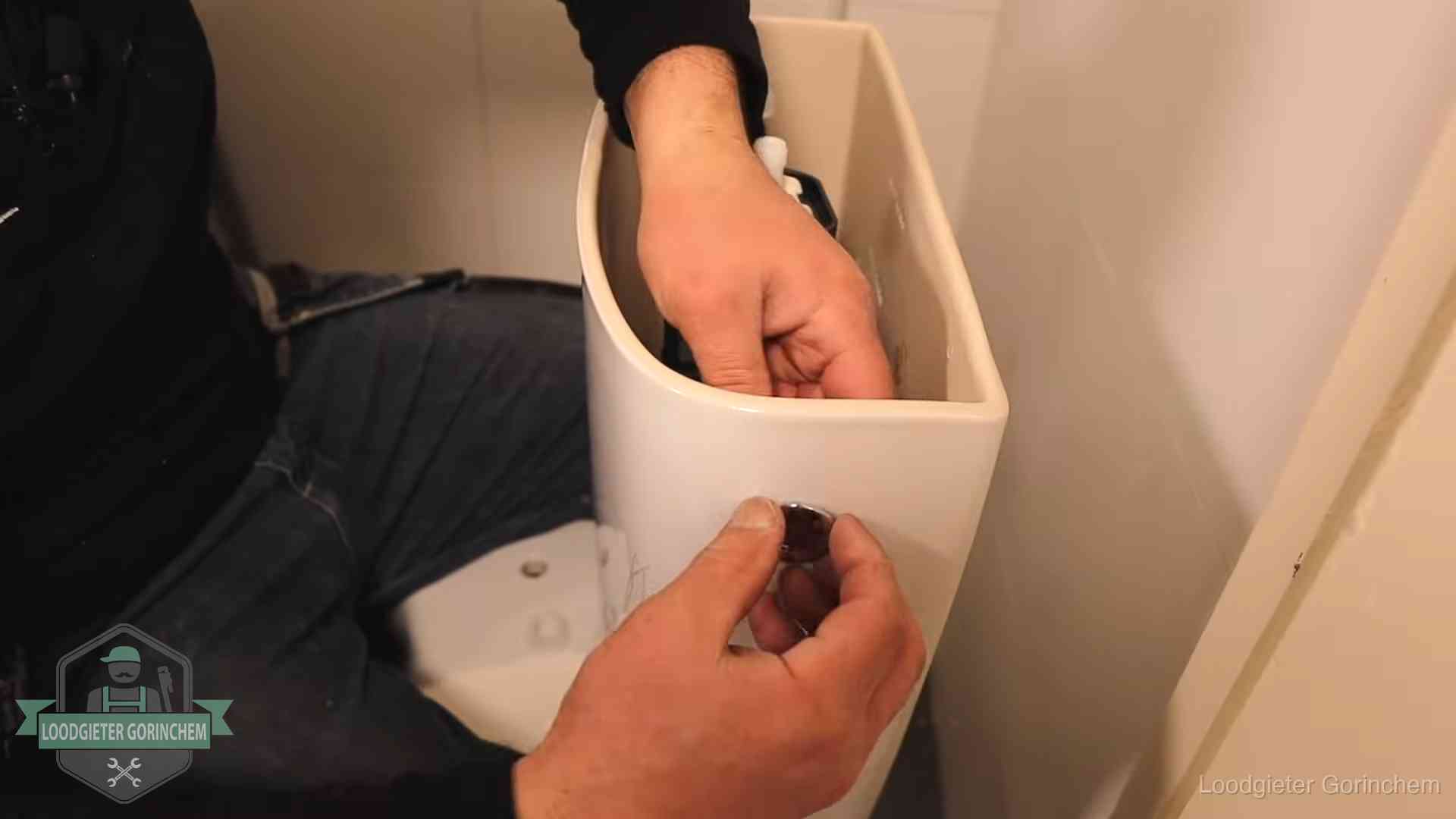 Je wc verstoppingsvrij houden in Gorinchem Drukknop van een duoblok-stortbak wordt gemonteerd bij een toilet in Gorinchem