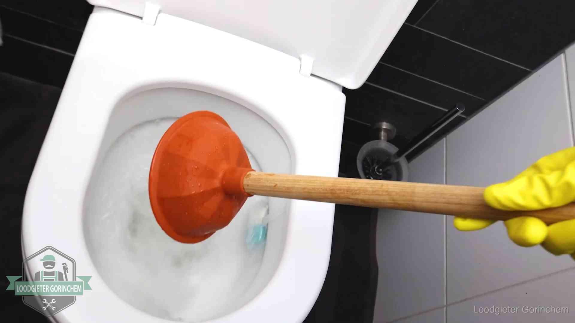 Wc ontstoppen met de plopper in Gorinchem Plopper wordt in de wc-pot gedrukt bij het ontstoppen van een toilet in Gorinchem