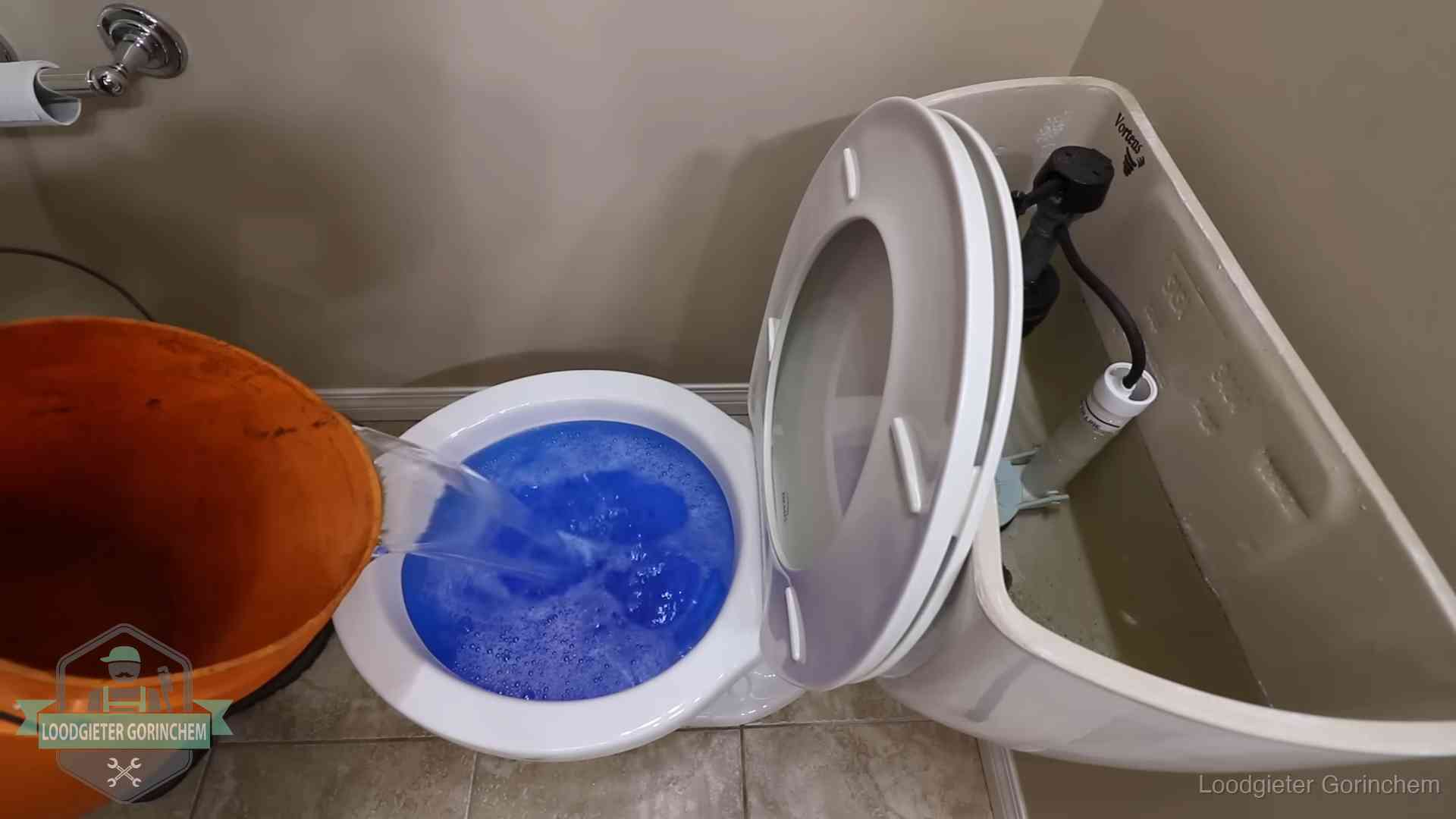 Water komt omhoog in de wc in Gorinchem Water bij de wc-pot wordt met een emmer weggewerkt om schade te beperken in Gorinchem