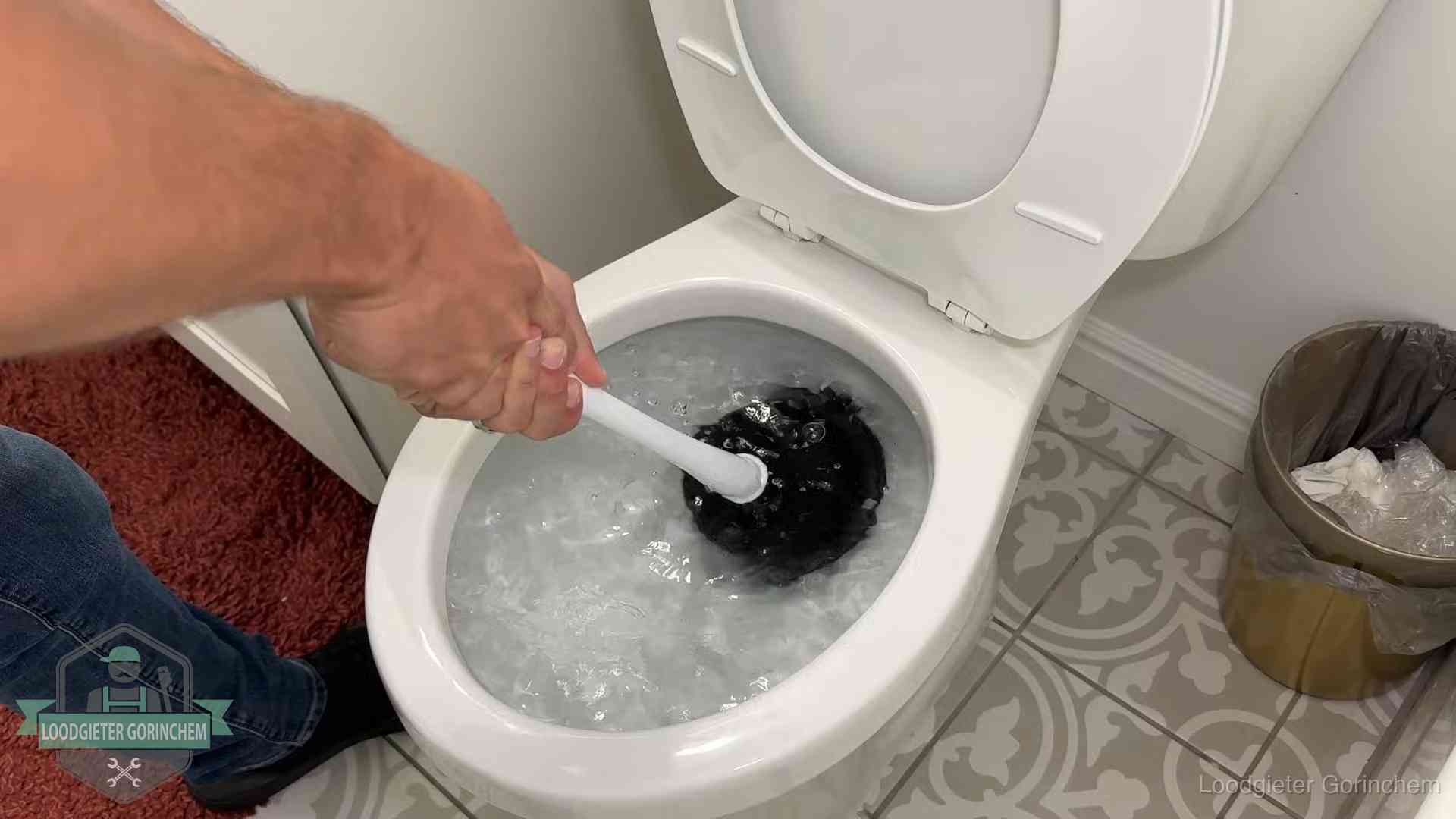 Zelf je wc ontstoppen in Gorinchem Zelf de wc ontstoppen met een plopper in Gorinchem, het water kolkt in de pot