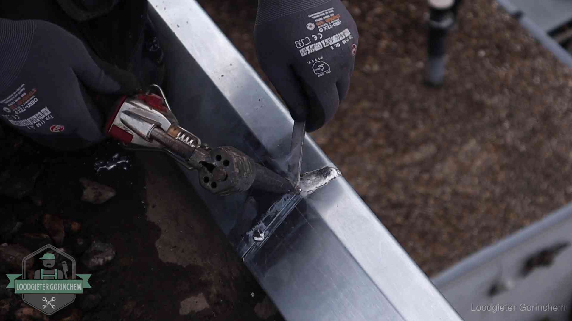 Zinken naad solderen op een dak in Gorinchem, vakwerk waar het bij zelf repareren vaak misgaat