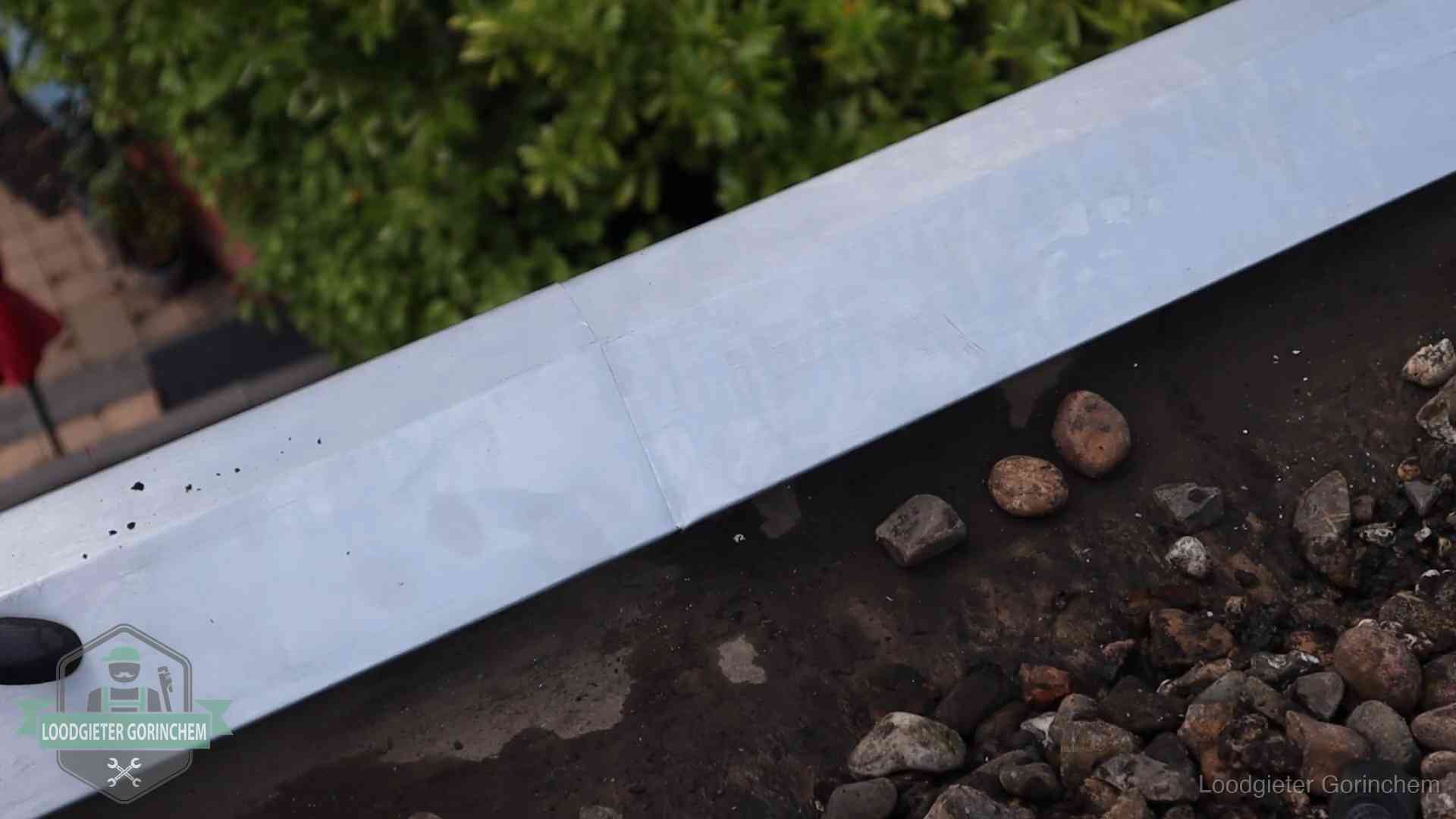 Strak gesoldeerd naaddetail in een zinken daktrim op een dak in Gorinchem